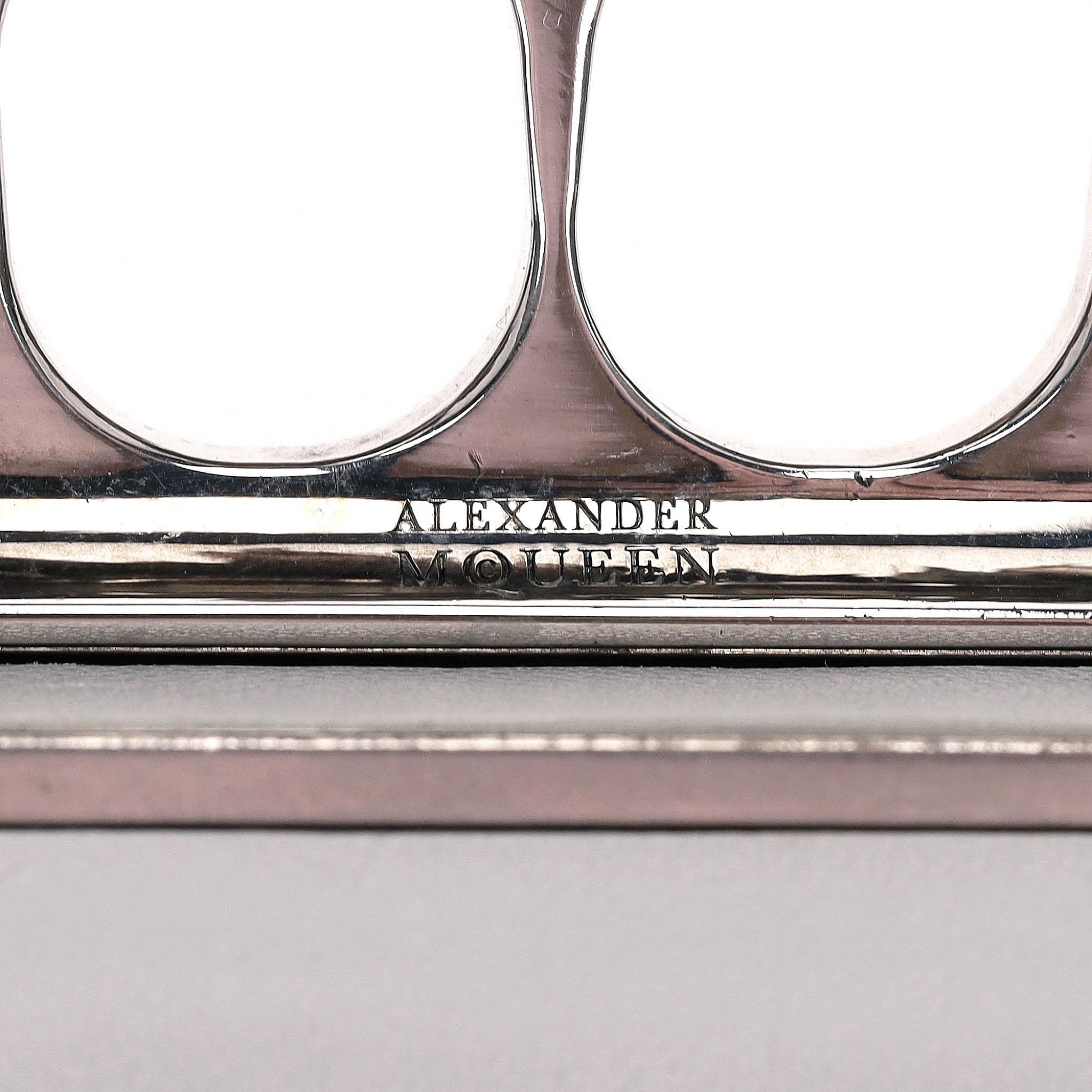 Alexander McQueen pochette en cuir brodée d'araignées et de crânes 4