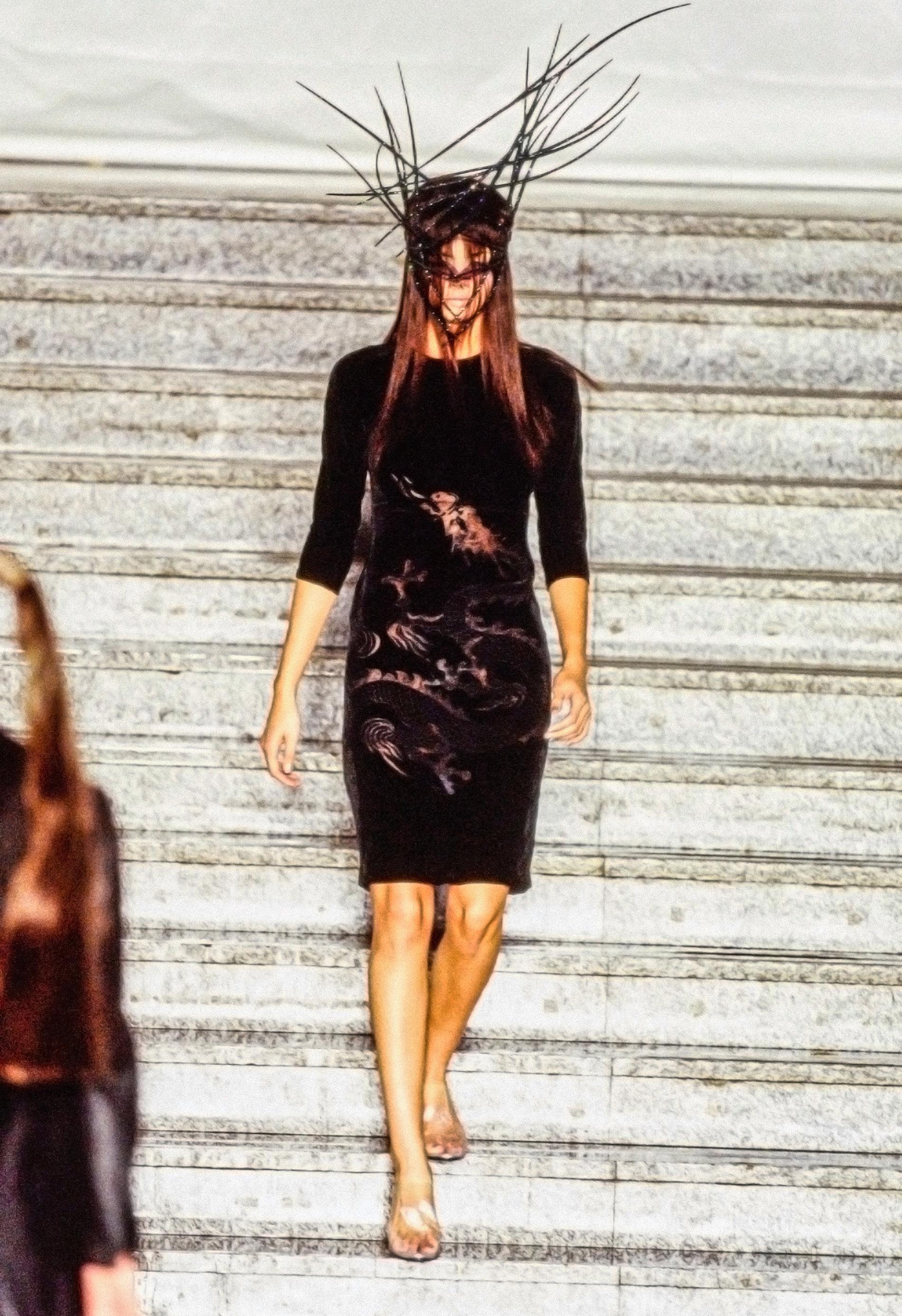 Alexander McQueen Frühjahr 1997 La Poupée Drachenkleid im Zustand „Gut“ im Angebot in San Diego, CA