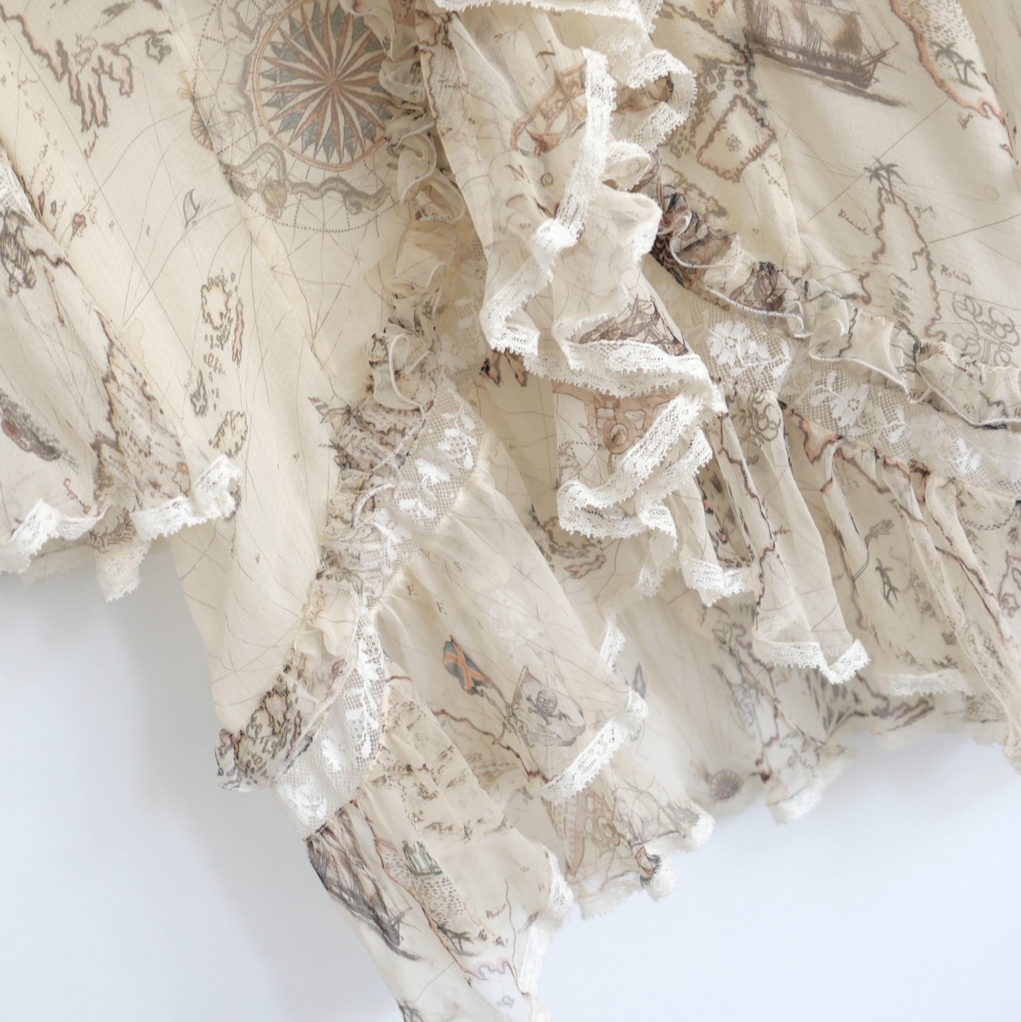 Rarísima blusa vintage con estampado de mapas de Alexander McQueen de la colección Primavera 2005. En un estado increíble, sin usar. 

Fabricado con un material supersuave  gasa de seda color crema con estampado de mapa del tesoro en tonos apagados.