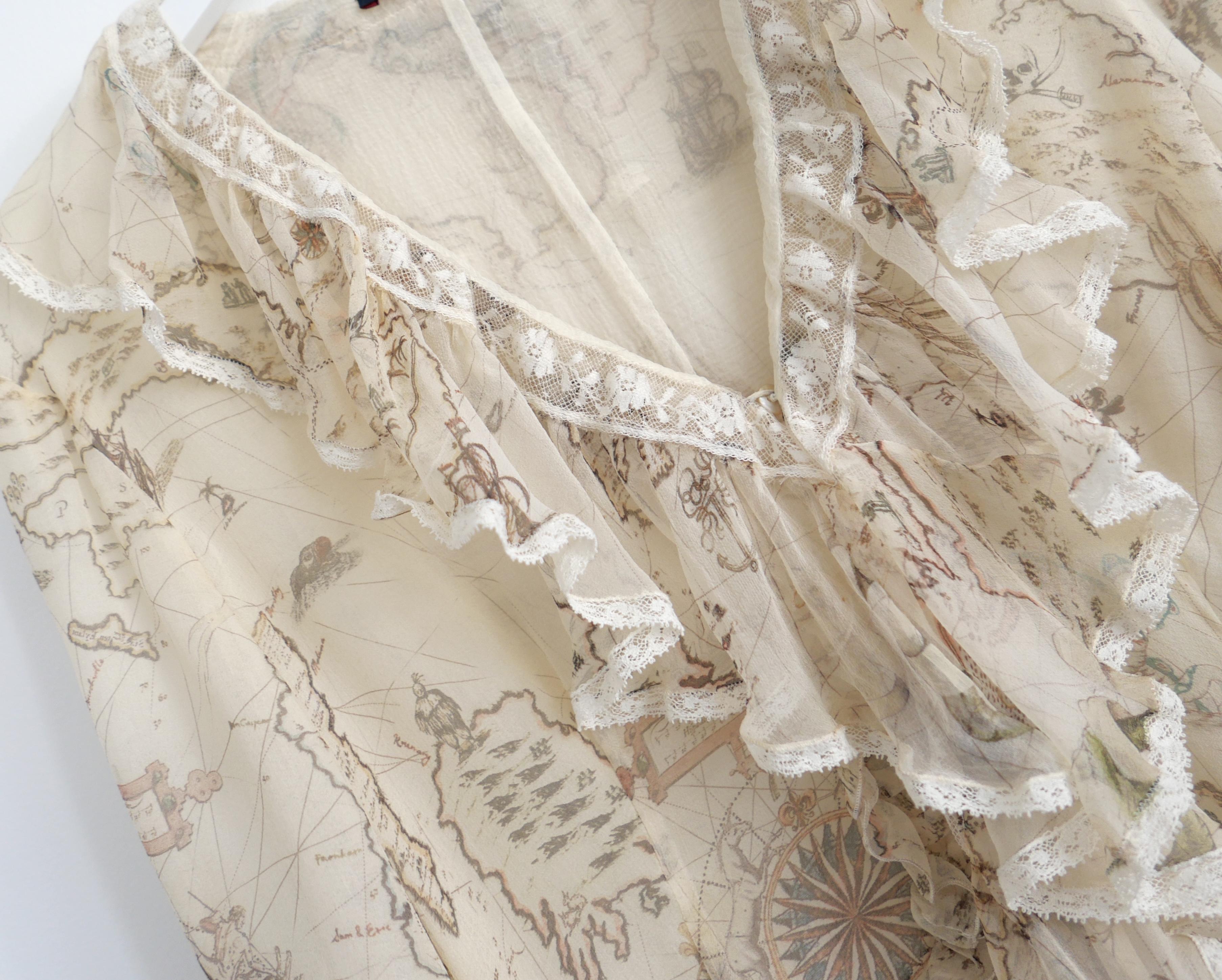 Blusa con volante de seda y estampado de mapas Alexander McQueen Primavera 2005 Beige en venta