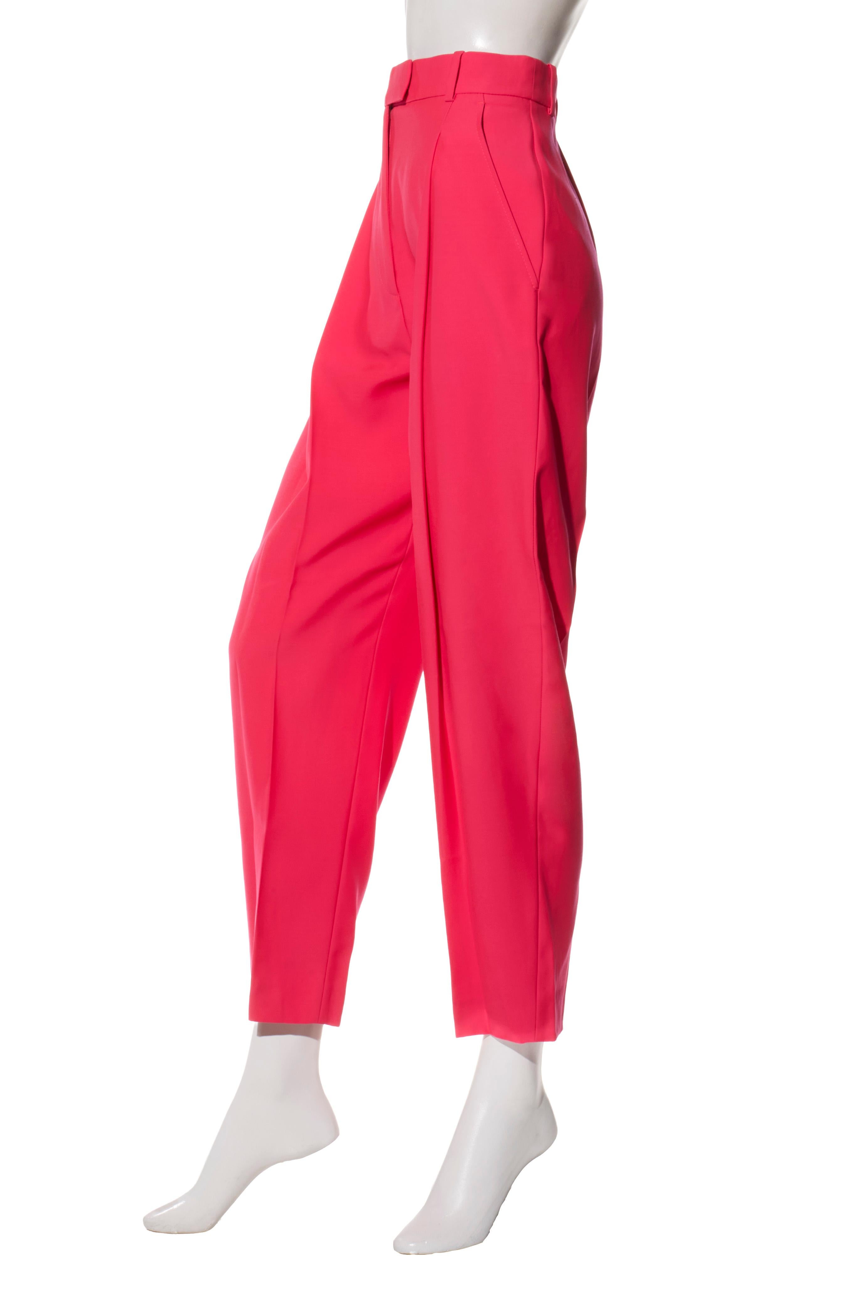 Alexander McQueen Frühjahr/Sommer 2022 Zweireihiger Hosenanzug aus Wolle in Pink im Angebot 6