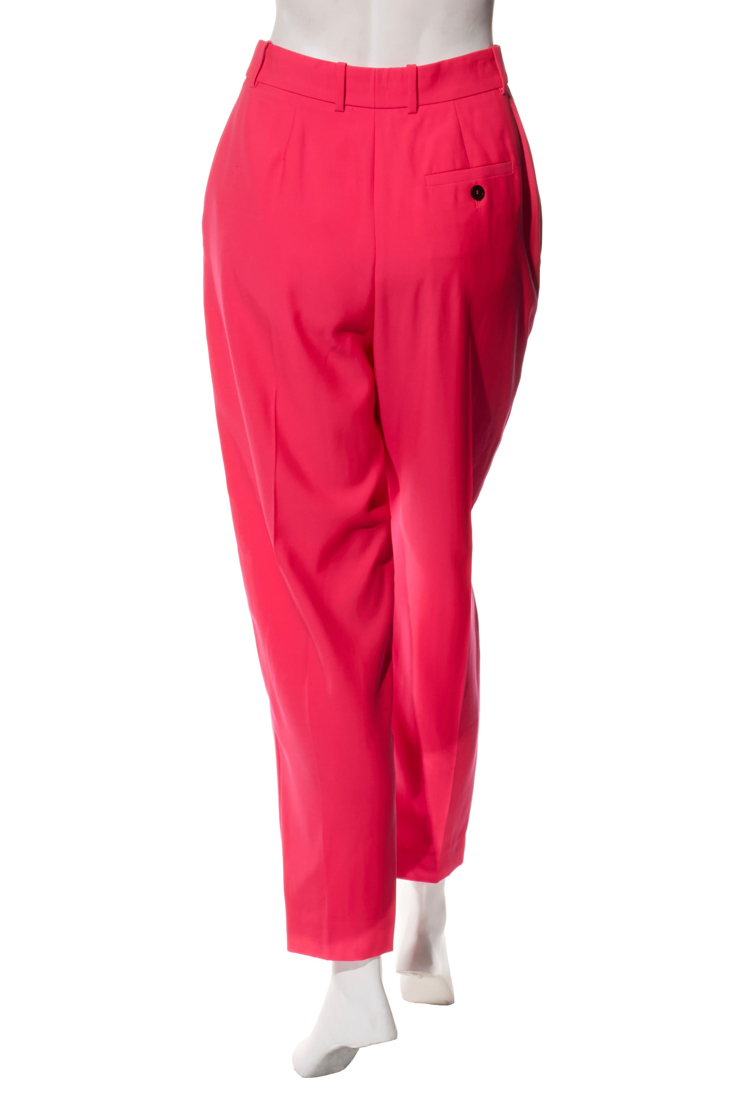 Alexander McQueen Frühjahr/Sommer 2022 Zweireihiger Hosenanzug aus Wolle in Pink im Angebot 7