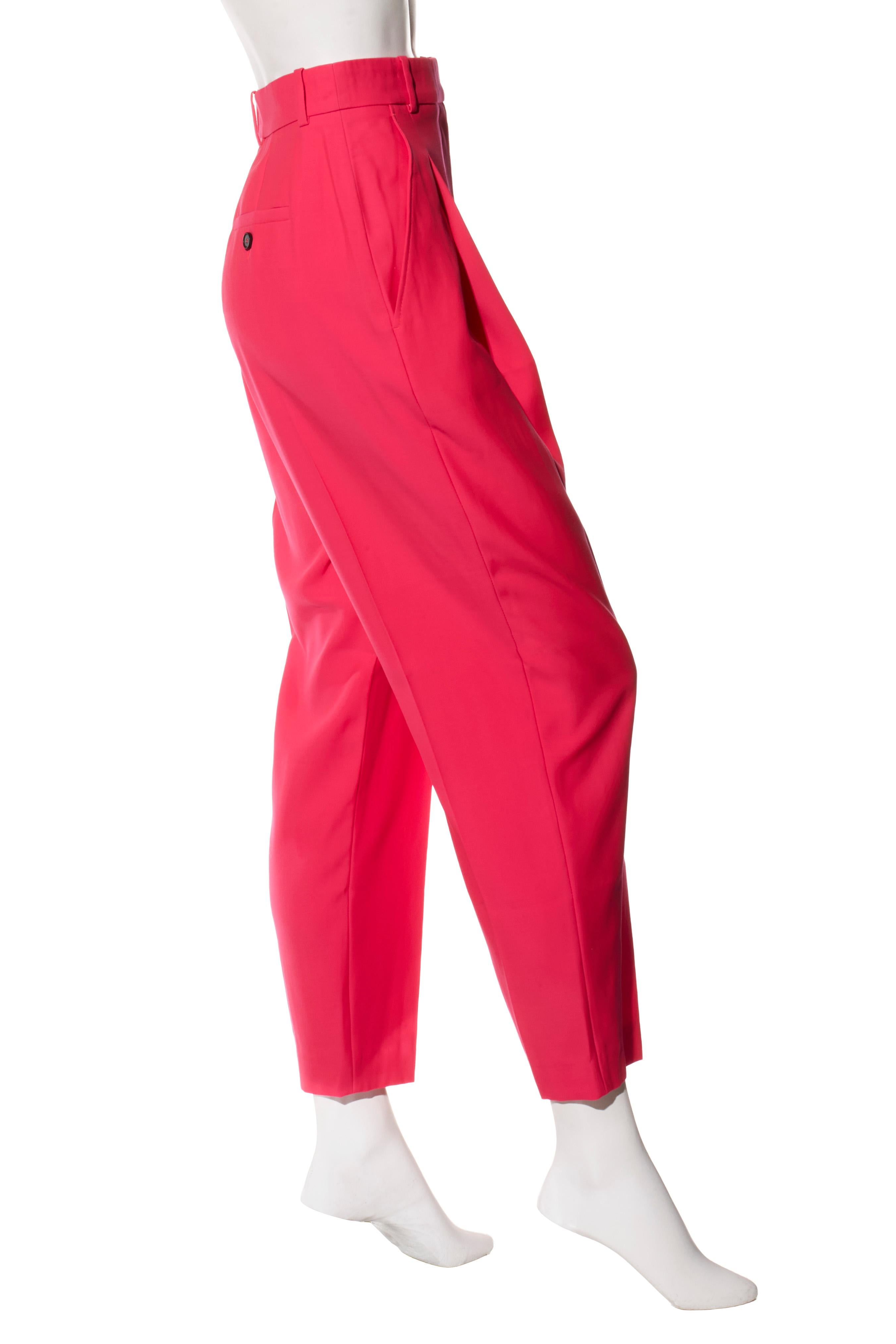Alexander McQueen Frühjahr/Sommer 2022 Zweireihiger Hosenanzug aus Wolle in Pink im Angebot 8