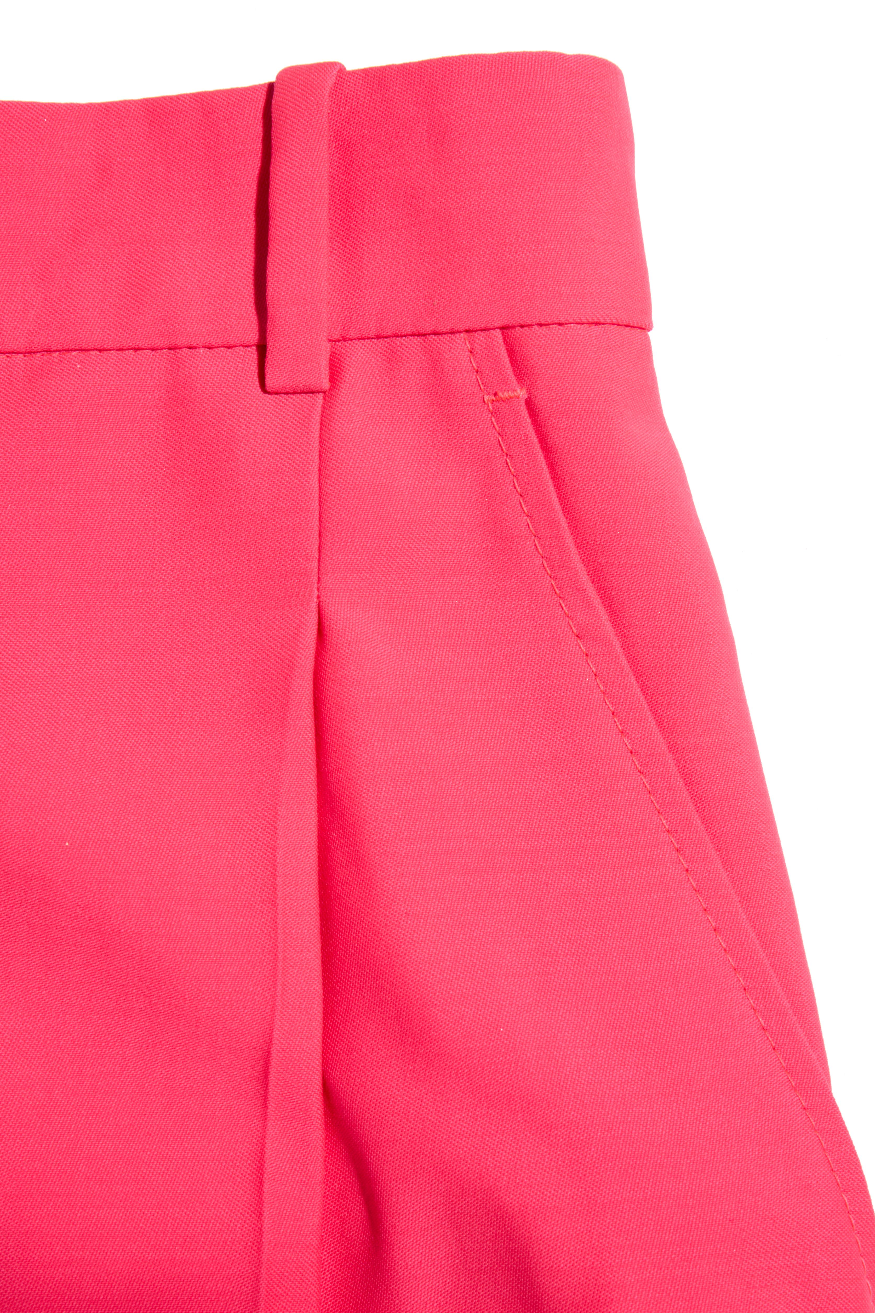 Alexander McQueen Frühjahr/Sommer 2022 Zweireihiger Hosenanzug aus Wolle in Pink im Angebot 12
