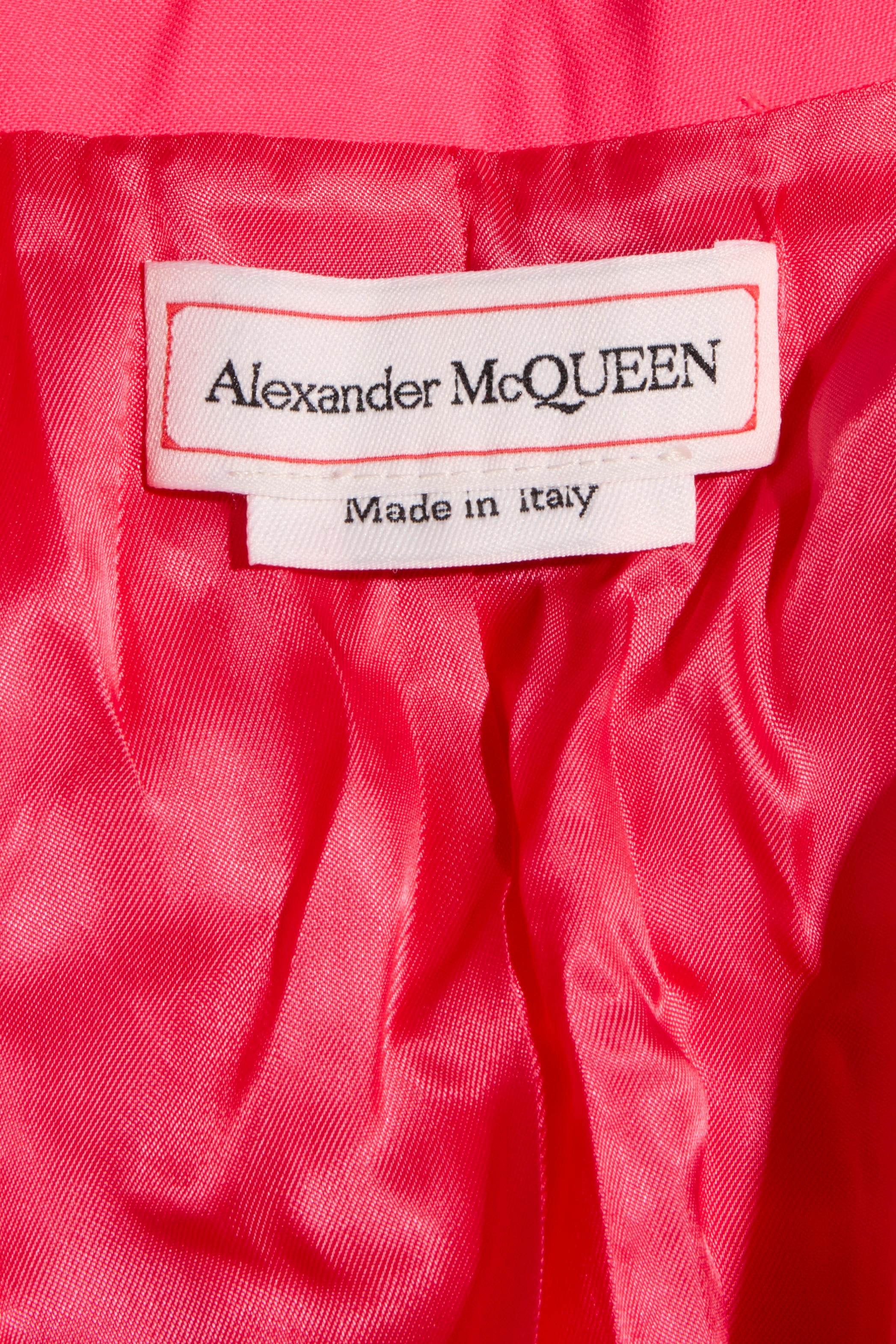 Alexander McQueen Frühjahr/Sommer 2022 Zweireihiger Hosenanzug aus Wolle in Pink im Angebot 13