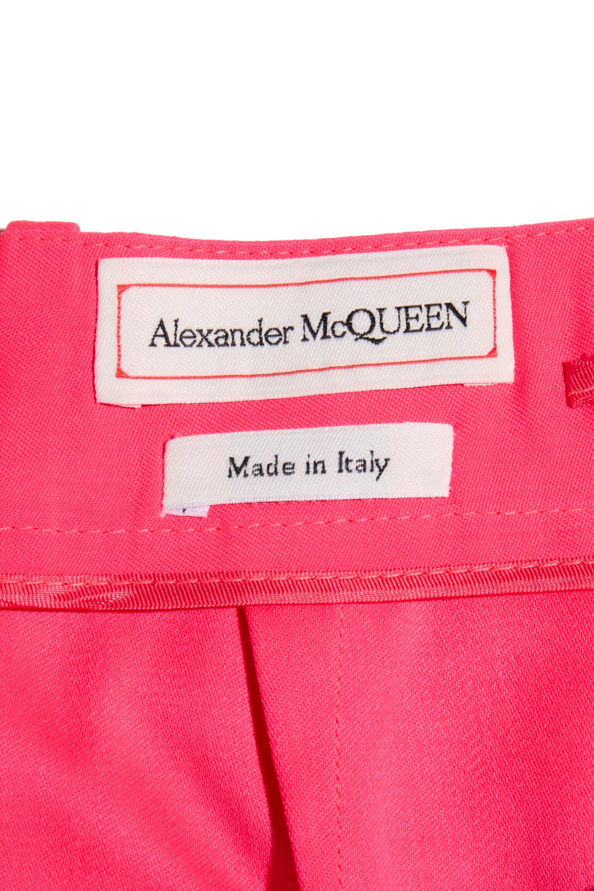 Alexander McQueen Frühjahr/Sommer 2022 Zweireihiger Hosenanzug aus Wolle in Pink im Angebot 14