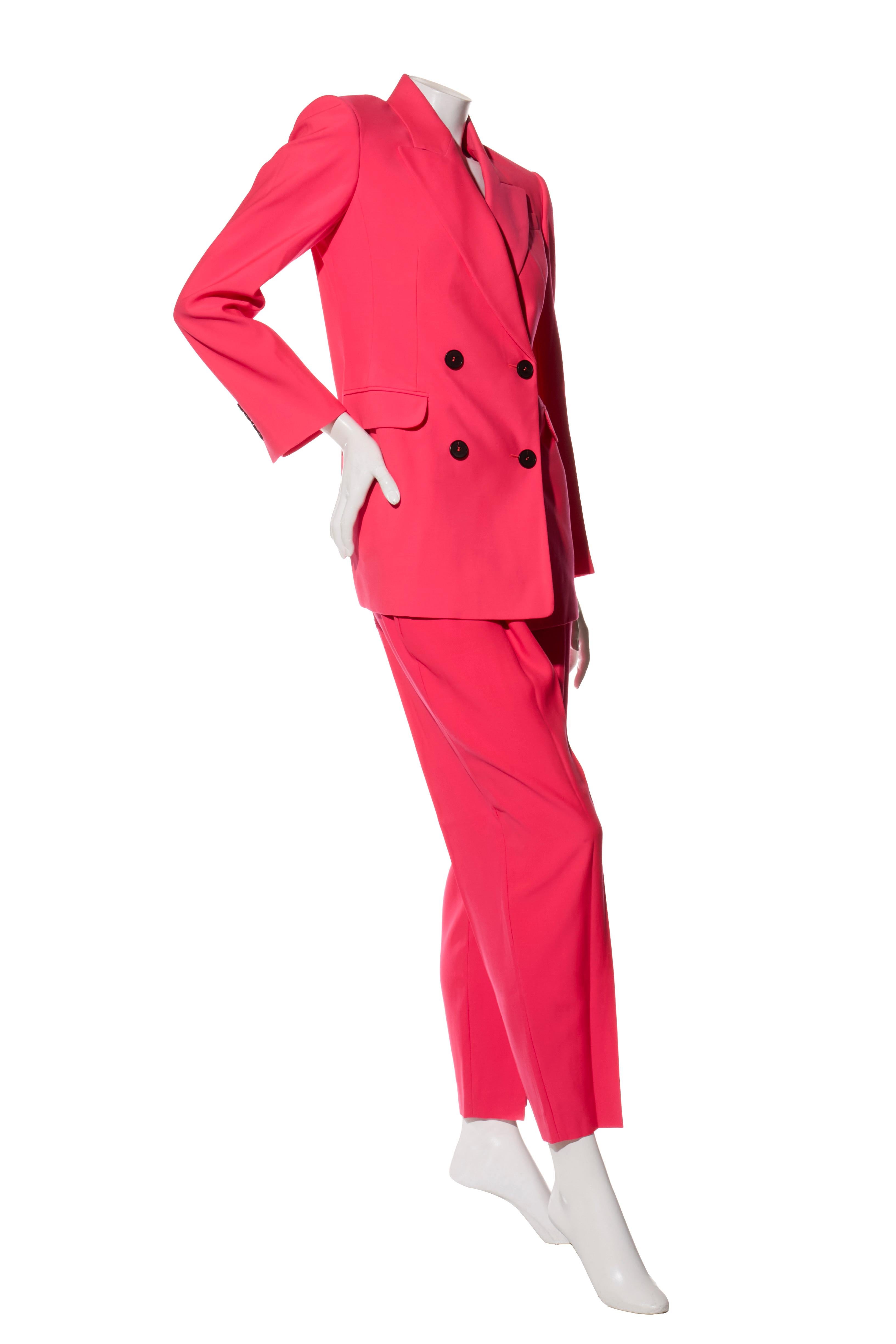 Alexander McQueen Frühjahr/Sommer 2022 Doppelreihiger Hosenanzug aus Wolle in Pink, Made in Italy


Dieser auffällige, pinkfarbene Hosenanzug aus Wolle aus der Frühjahr/Sommer-Kollektion 2022 von Alexander McQueen besticht durch eine scharfe