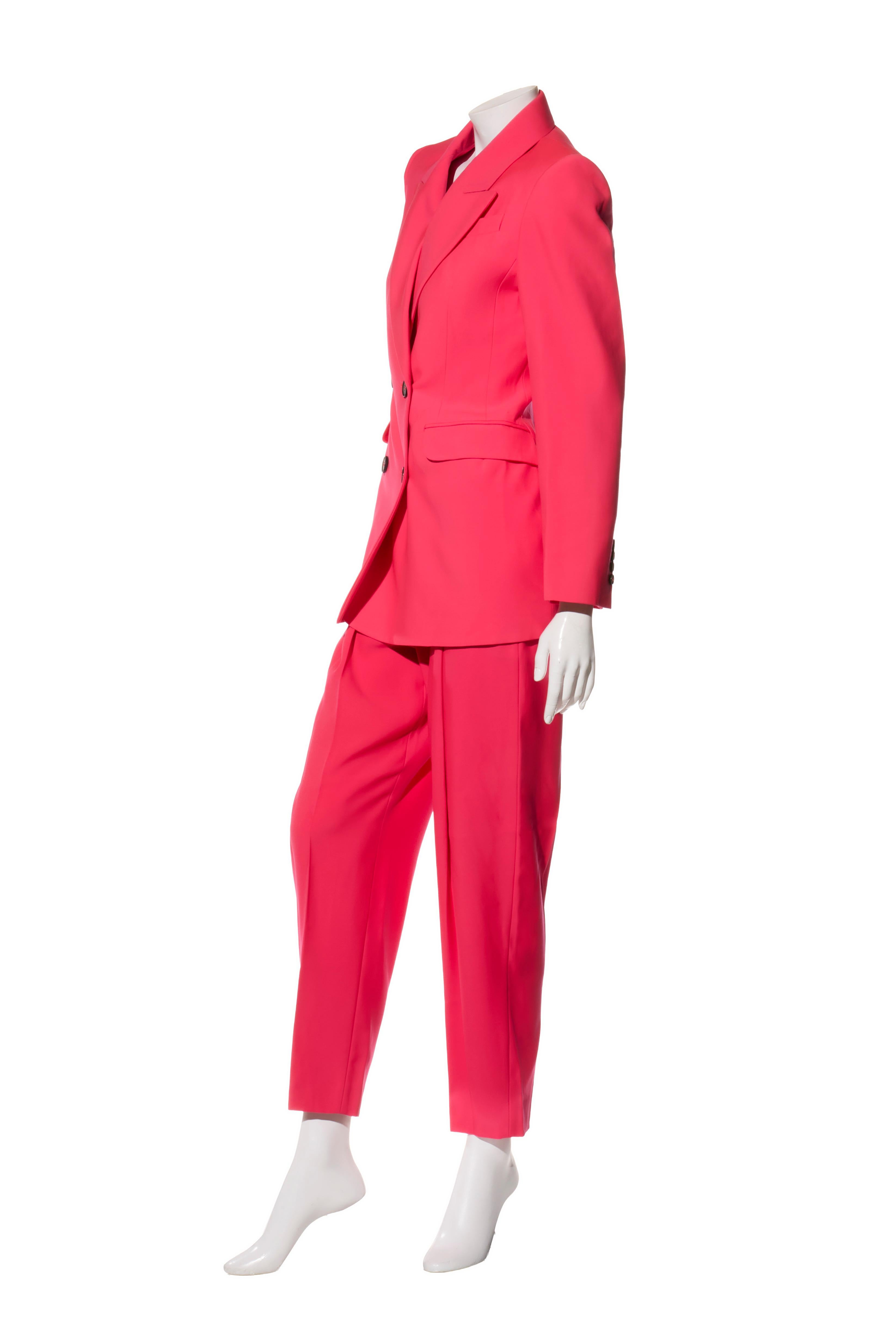 Alexander McQueen Frühjahr/Sommer 2022 Zweireihiger Hosenanzug aus Wolle in Pink im Zustand „Hervorragend“ im Angebot in Woodland Hills, CA