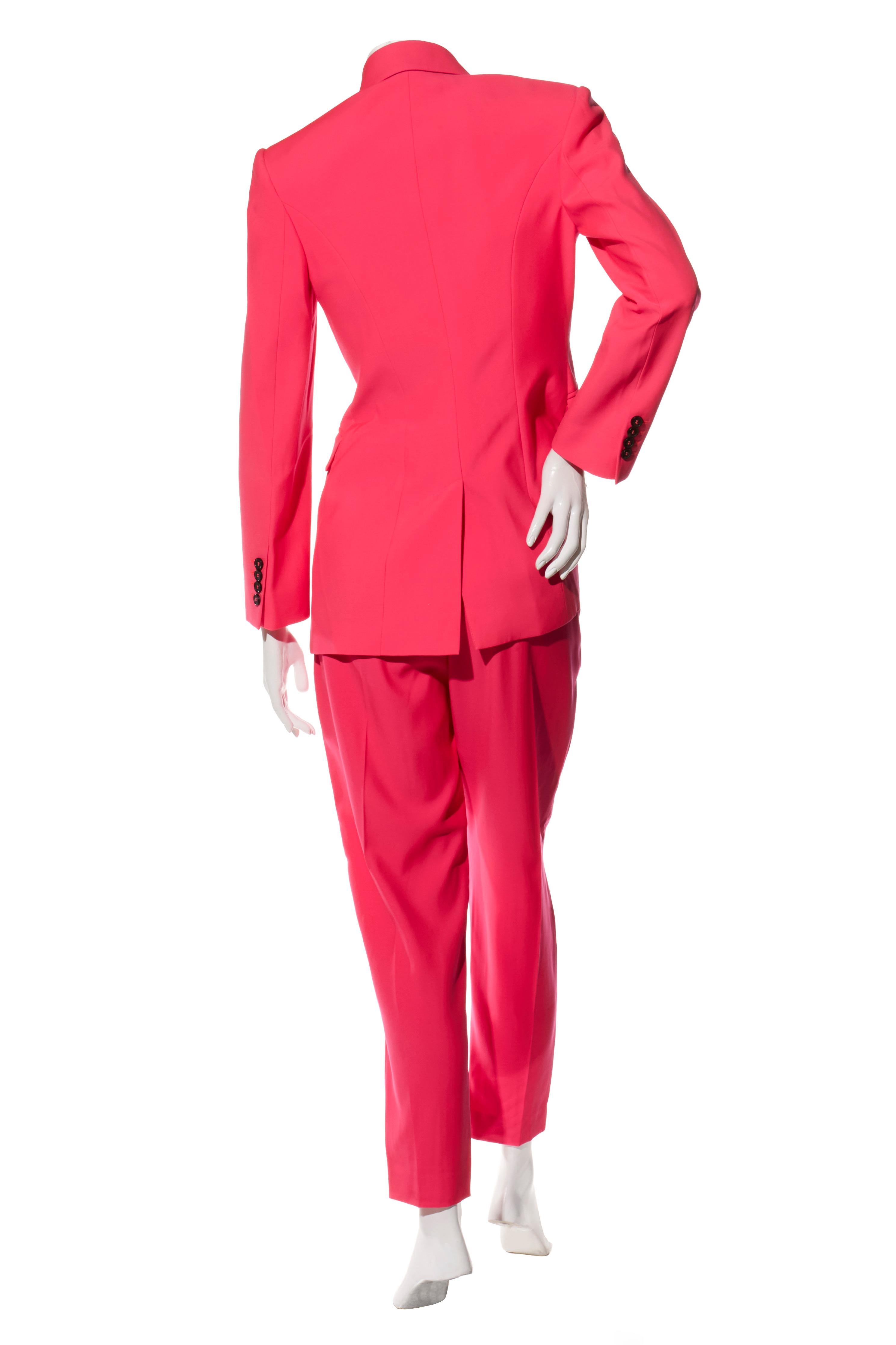 Alexander McQueen Frühjahr/Sommer 2022 Zweireihiger Hosenanzug aus Wolle in Pink Damen im Angebot