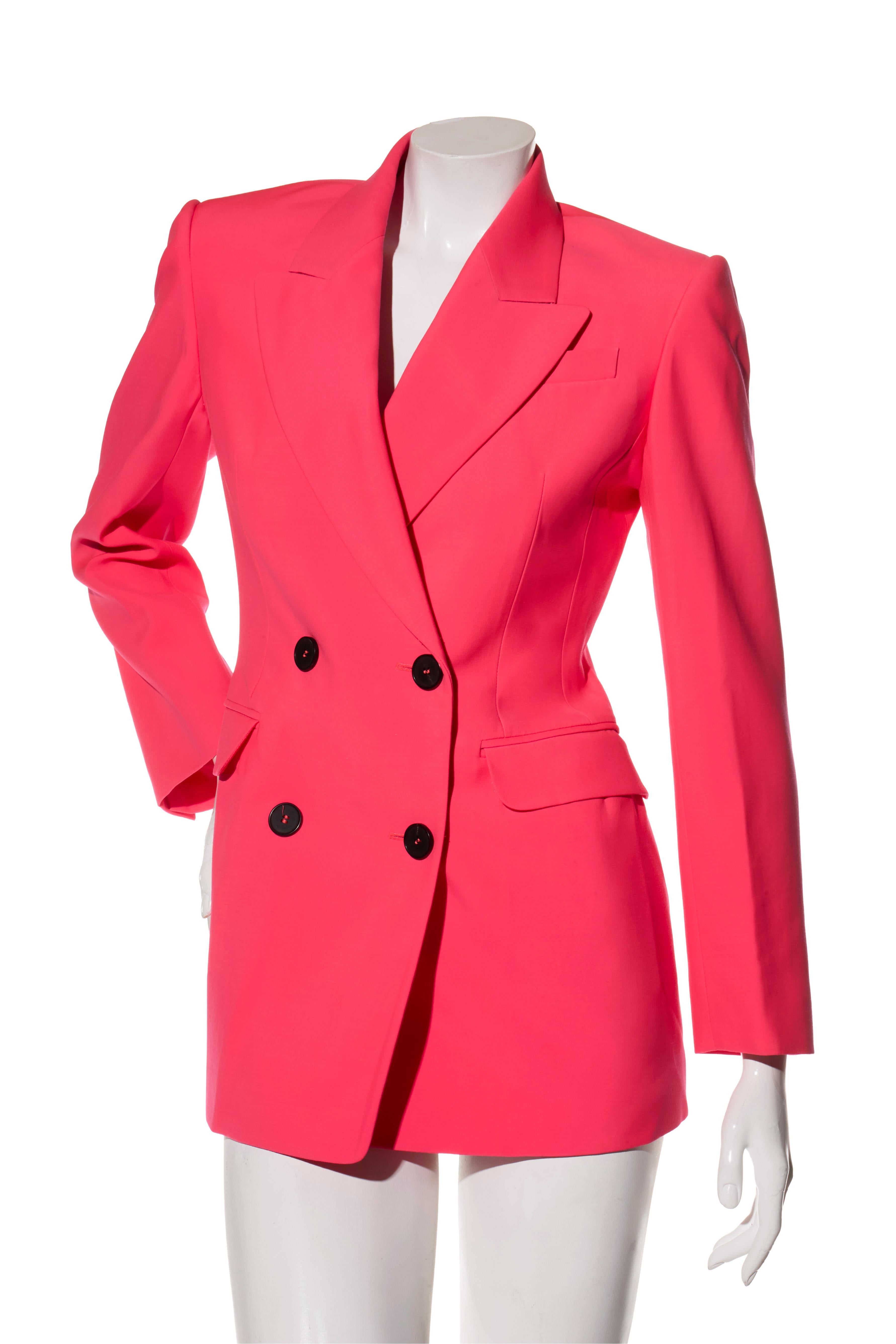 Alexander McQueen Frühjahr/Sommer 2022 Zweireihiger Hosenanzug aus Wolle in Pink im Angebot 1