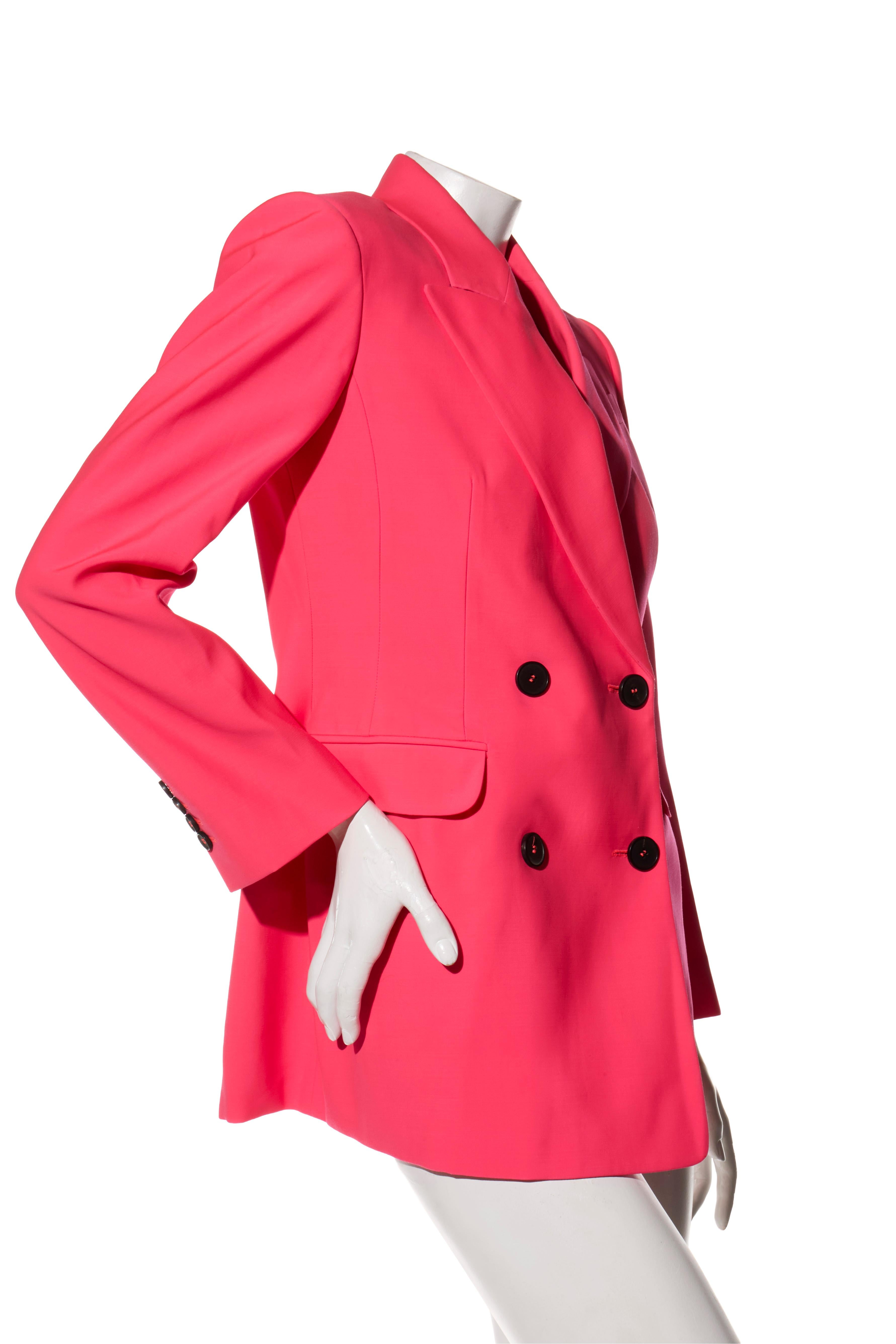 Alexander McQueen Frühjahr/Sommer 2022 Zweireihiger Hosenanzug aus Wolle in Pink im Angebot 3