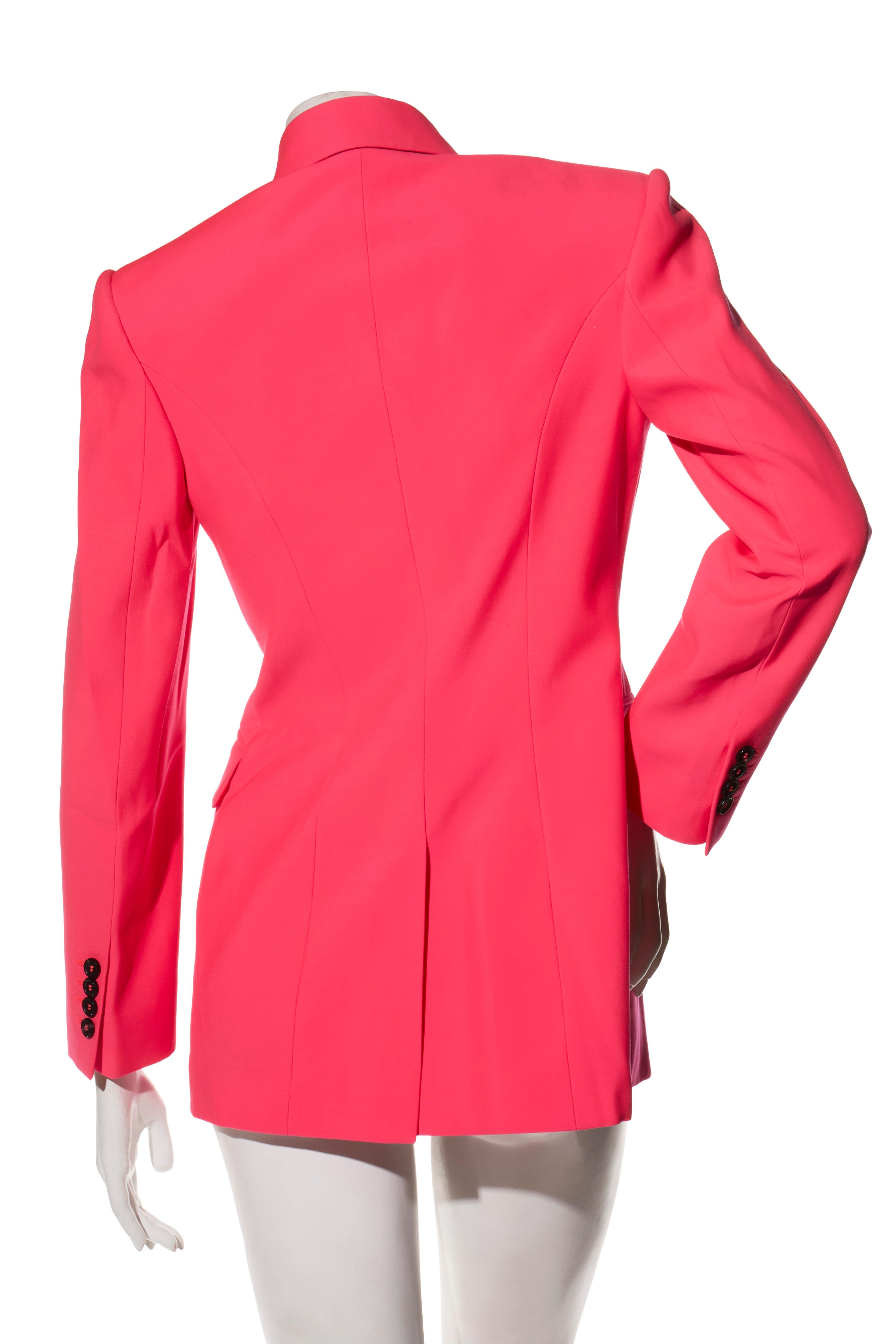 Alexander McQueen Frühjahr/Sommer 2022 Zweireihiger Hosenanzug aus Wolle in Pink im Angebot 4