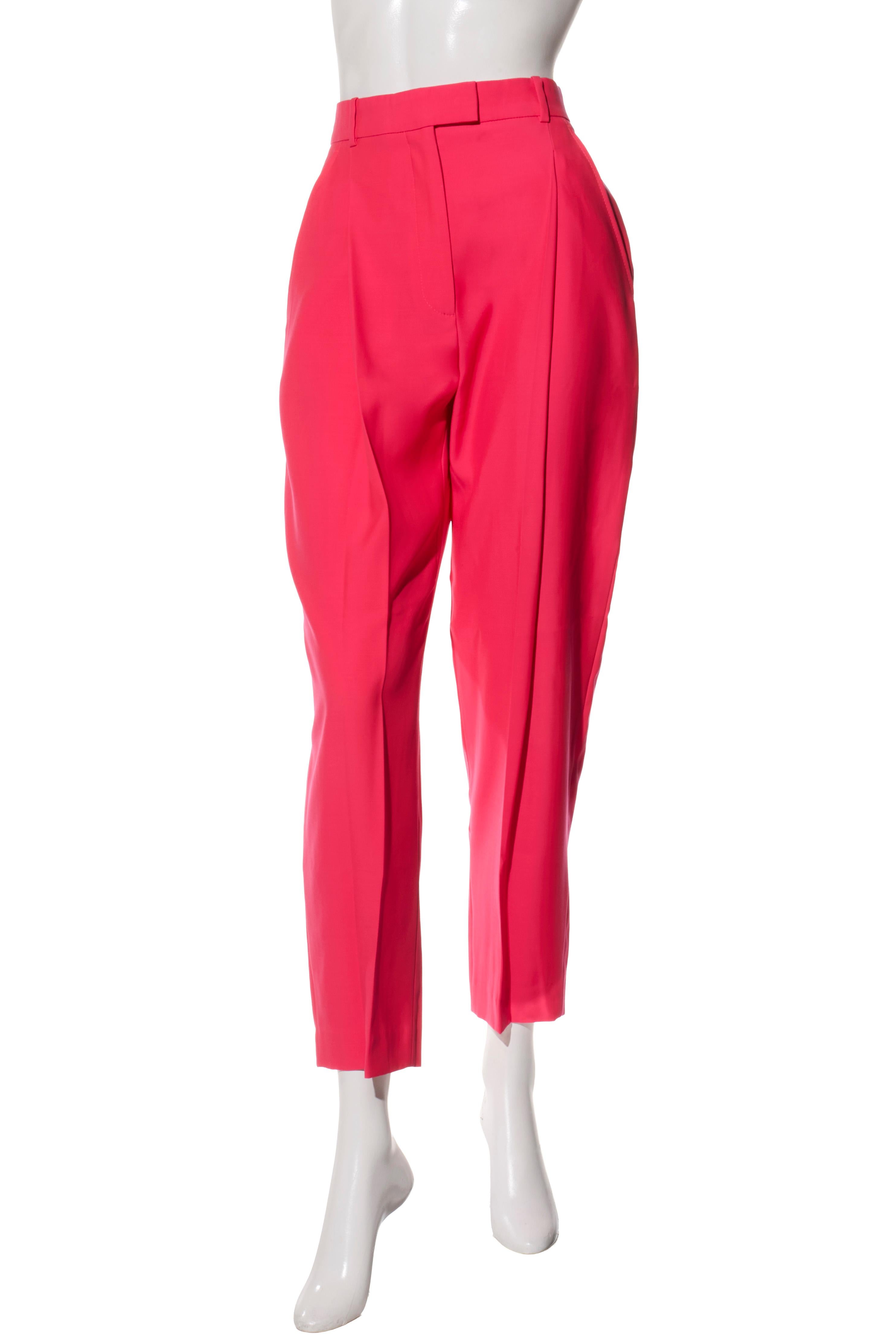 Alexander McQueen Frühjahr/Sommer 2022 Zweireihiger Hosenanzug aus Wolle in Pink im Angebot 5