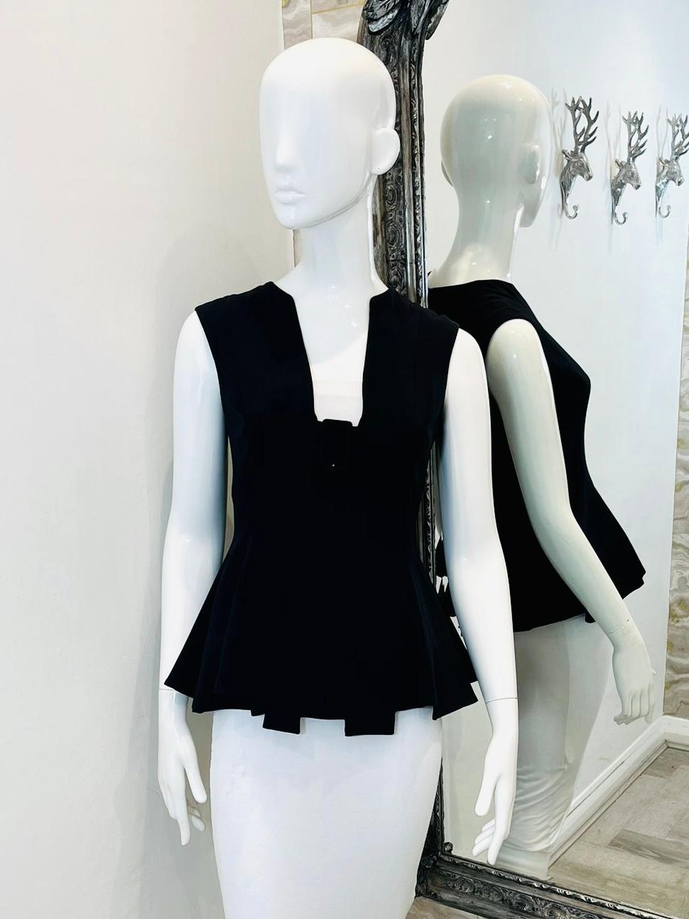 Alexander McQueen Square Neckline Peplum Top

Black sleeveless top with oversized buckle to the square neckline 

and pleated detailing to the peplum.

Size - 40IT

Condition - Good/Very Good ( Black color coming off on the zipper pull