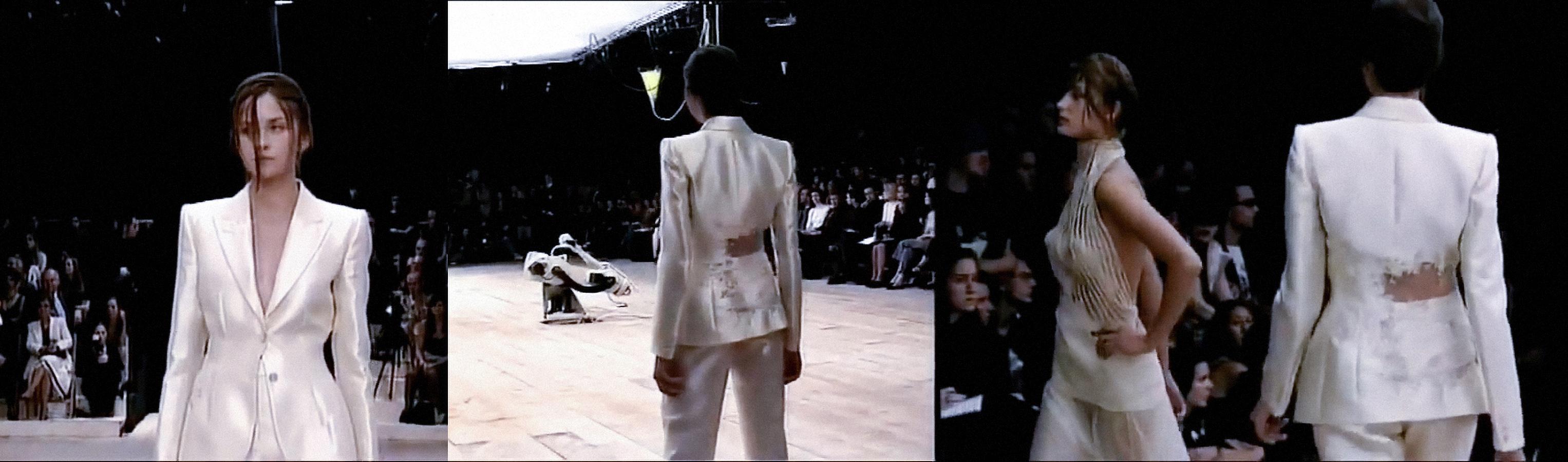 Alexander McQueen SS1999 Silberner Seidenanzug Blazer Bestickte Illusion Efeublatt  im Zustand „Hervorragend“ im Angebot in Berlin, BE