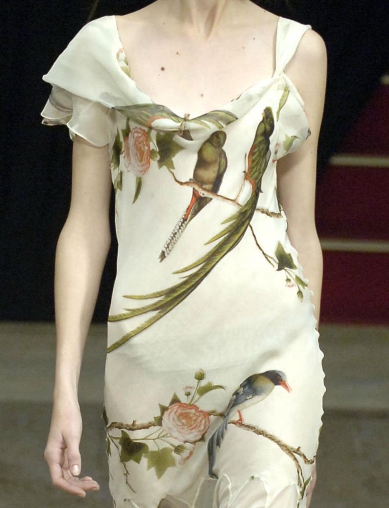 BRAND : ALEXANDER MCQUEEN

DESIGNER : ALEXANDER MCQUEEN

YEAR/DECADE : SPRING/SUMMER 2007

SIZE : 44 FITS FROM M TO L

MADE IN : ITALY

COMPOSITION : 100% SILK

CONDITION : VERY GOOD

NOTE : « SARABANDE » COLLECTION

Mannequin is a size S.