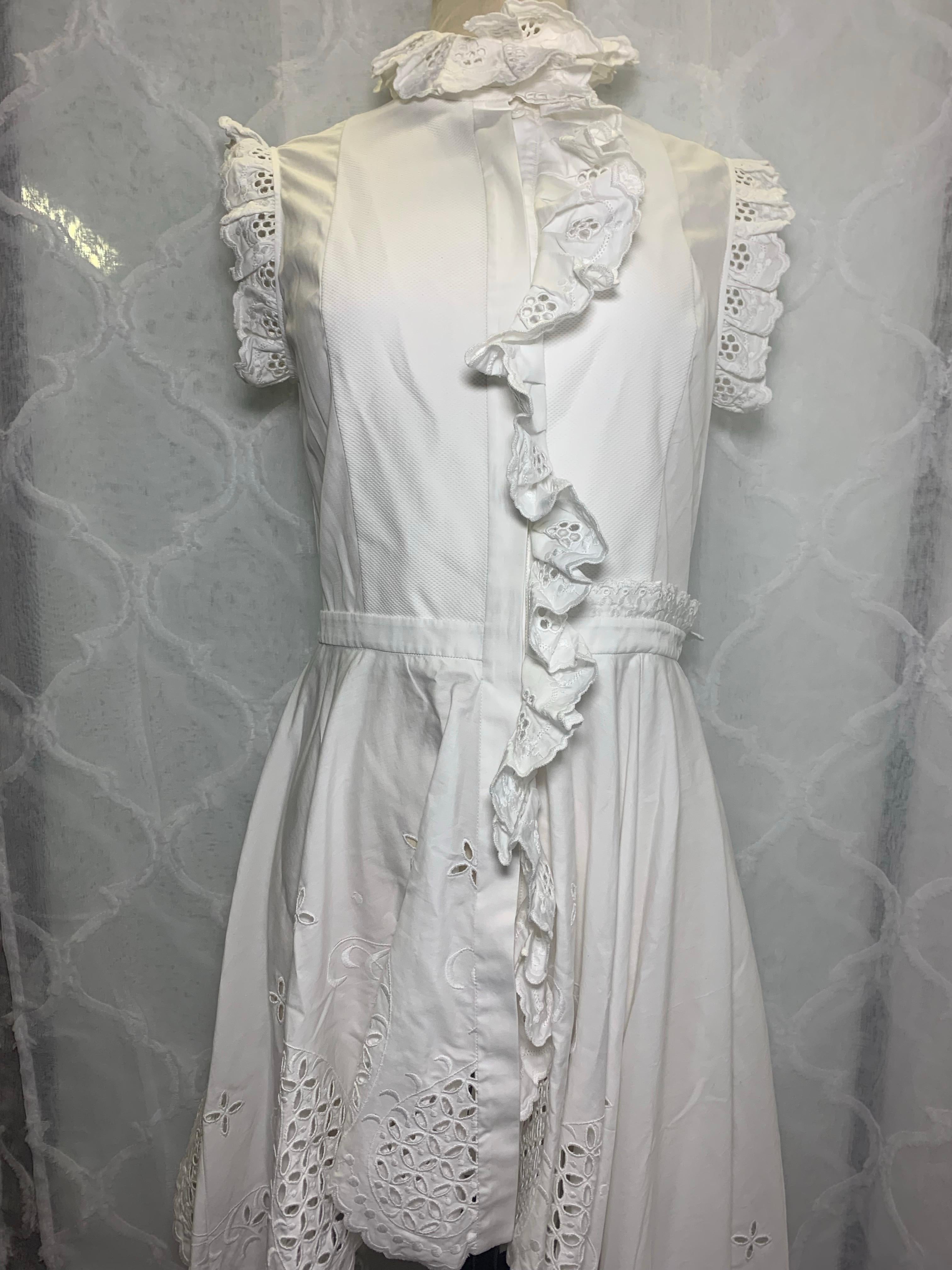 Alexander McQueen - Vestito con volant in tessuto bianco - Taglia IT 40 (US 4/6)

Eleva il tuo guardaroba con questo splendido abito di Alexander McQueen primavera/estate 2020 in cotone bianco, realizzato in Italia. Caratterizzato da romantici