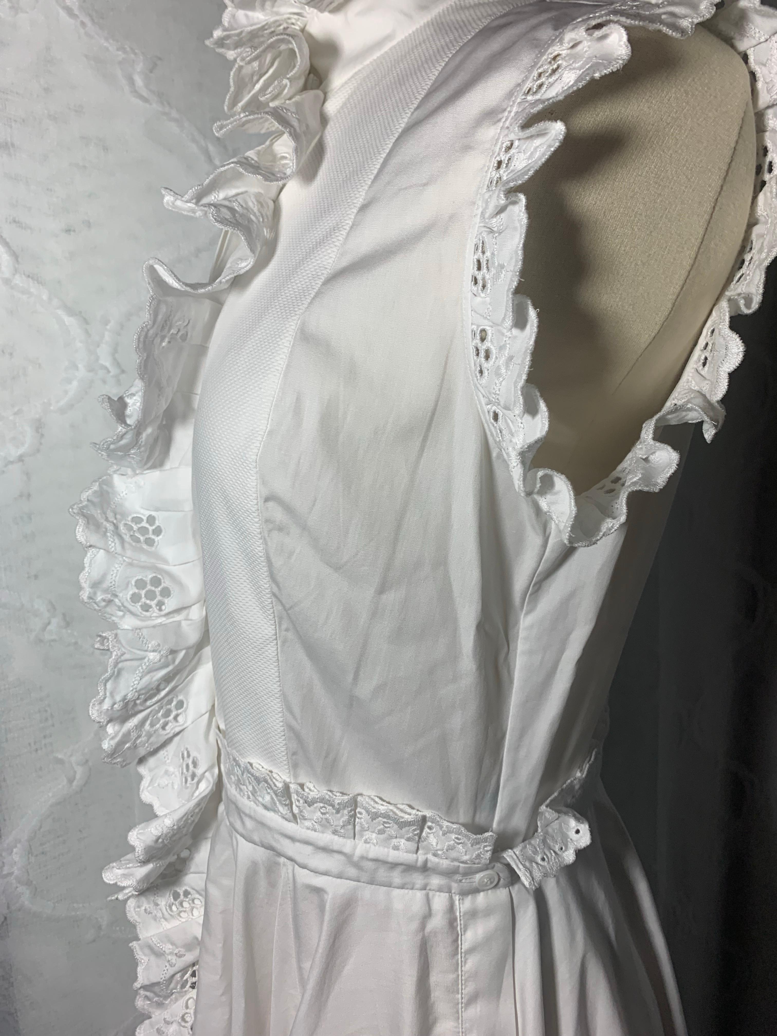 Alexander McQueen SS2020 - Vestito con volant con occhielli in bianco - Taglia IT 40 (US 4/6) In condizioni buone in vendita a Woodland Hills, CA