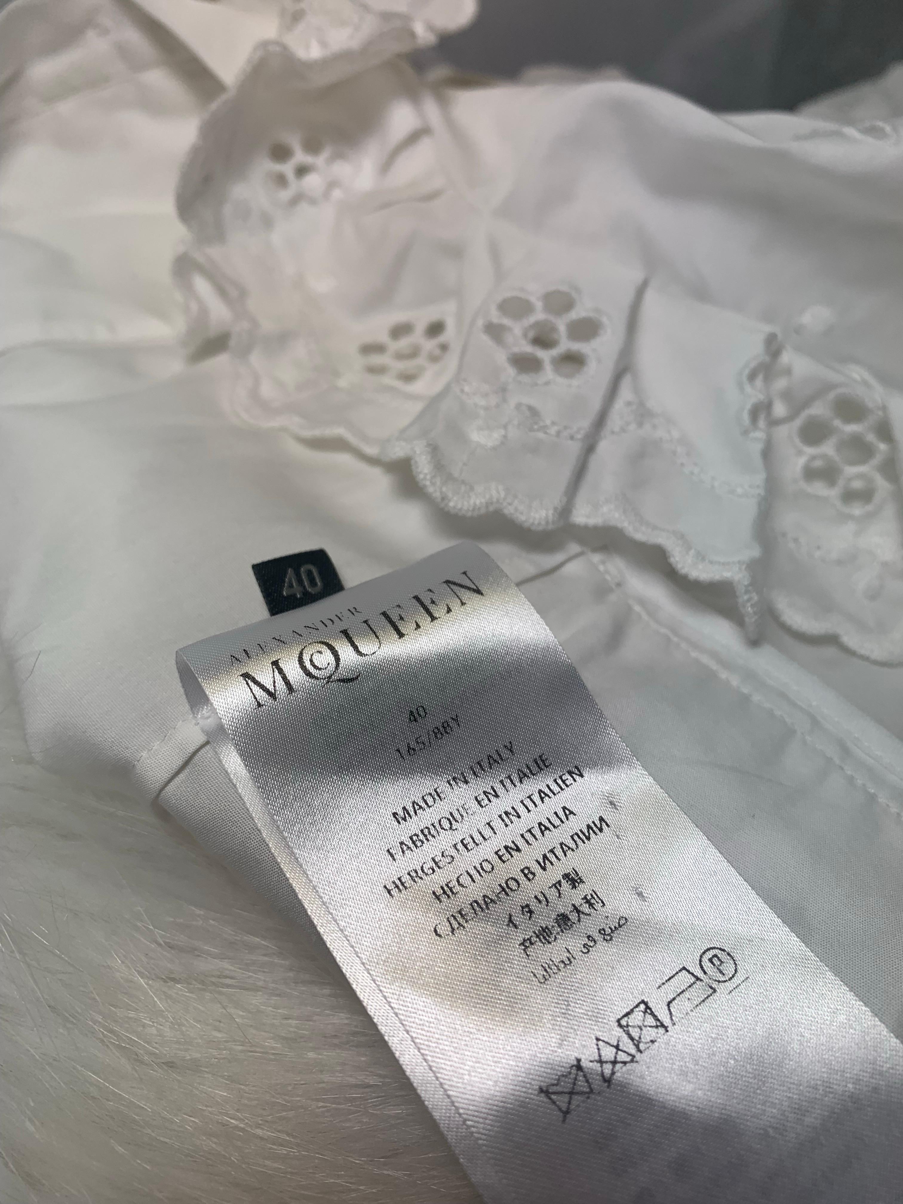 Alexander McQueen SS2020 - Vestito con volant con occhielli in bianco - Taglia IT 40 (US 4/6) in vendita 2