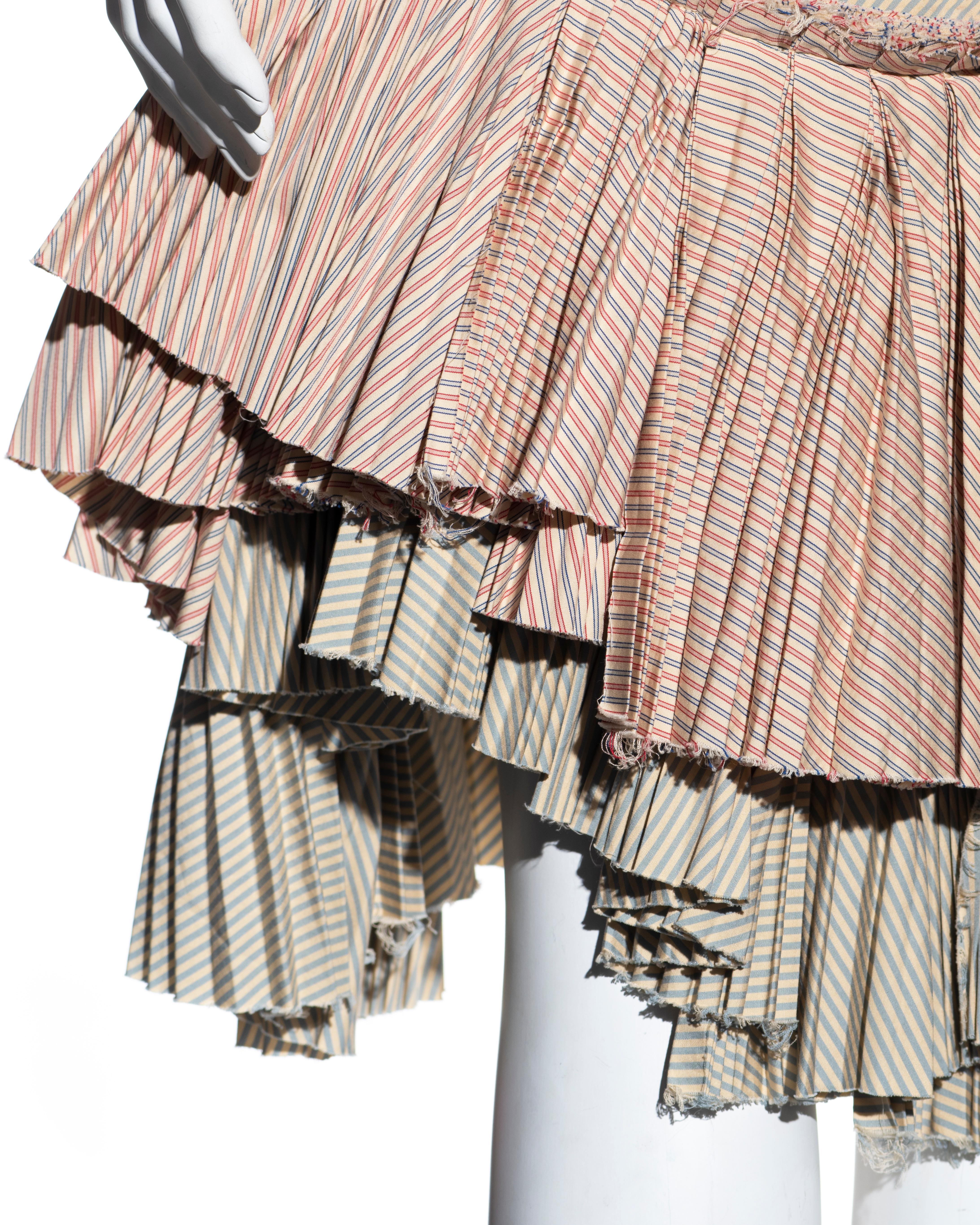 Alexander McQueen Gestreiftes Kleid aus Baumwolle und Spitze mit plissiertem Rock, Frühjahr/Sommer 2005 im Angebot 6
