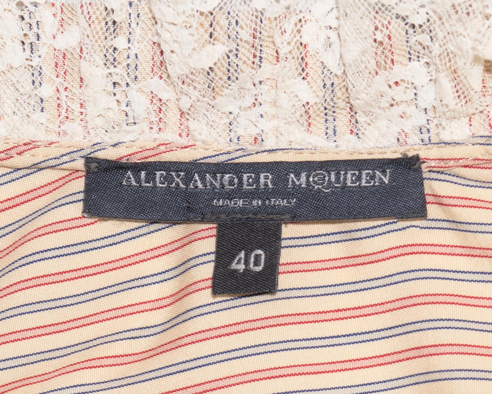 Alexander McQueen Gestreiftes Kleid aus Baumwolle und Spitze mit plissiertem Rock, Frühjahr/Sommer 2005 im Angebot 8