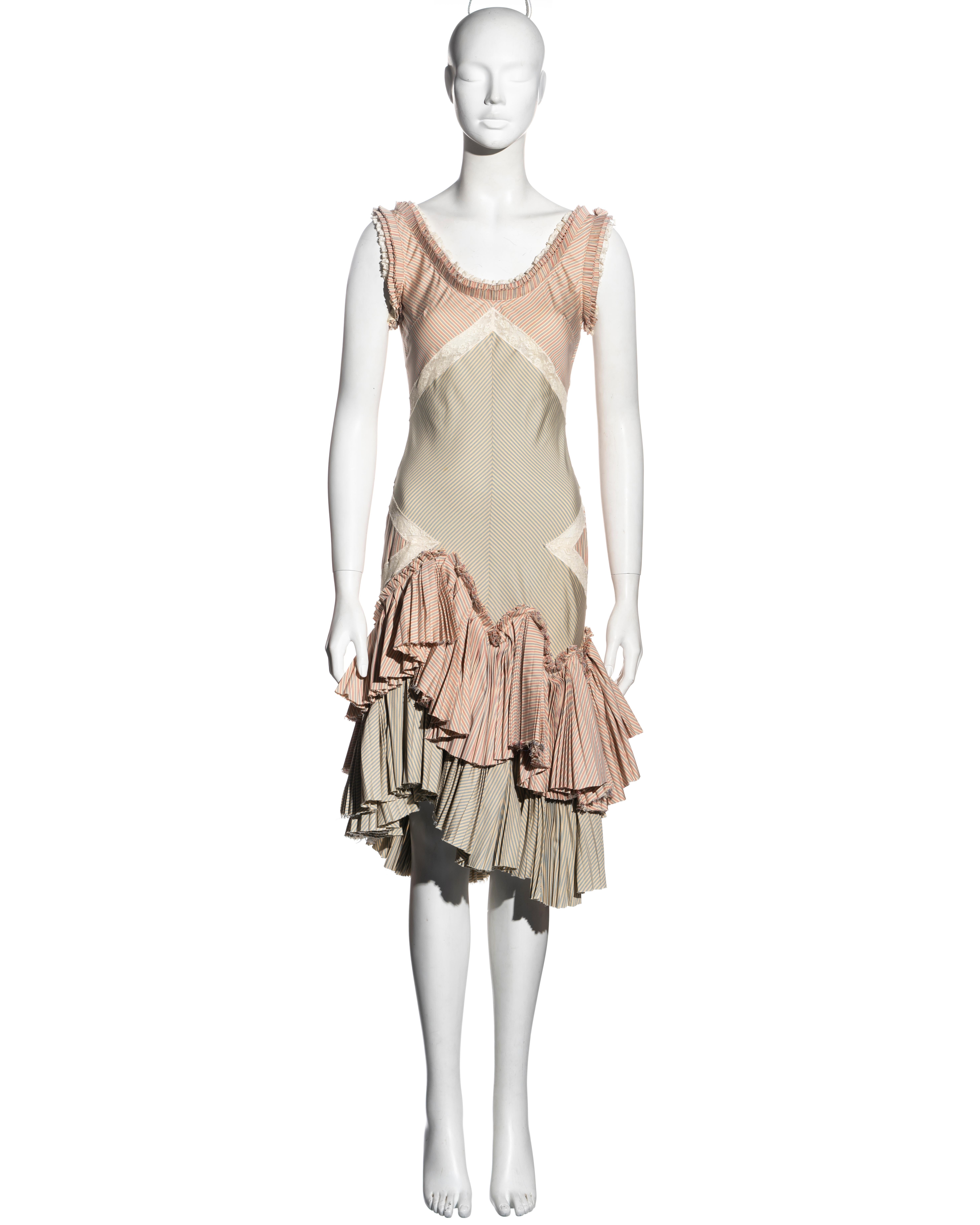 Alexander McQueen Gestreiftes Kleid aus Baumwolle und Spitze mit plissiertem Rock, Frühjahr/Sommer 2005 (Beige) im Angebot