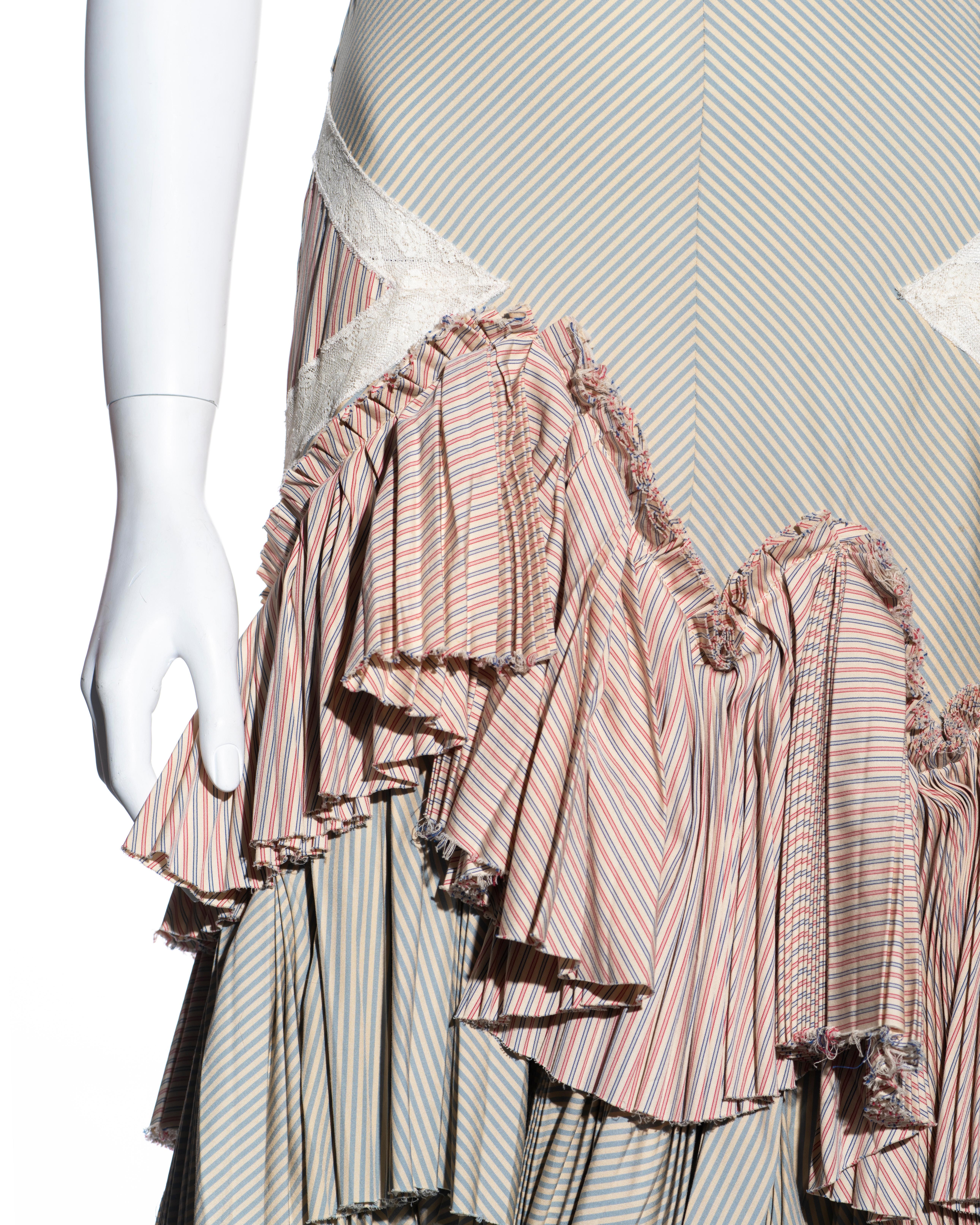 Alexander McQueen Gestreiftes Kleid aus Baumwolle und Spitze mit plissiertem Rock, Frühjahr/Sommer 2005 im Zustand „Hervorragend“ im Angebot in London, GB
