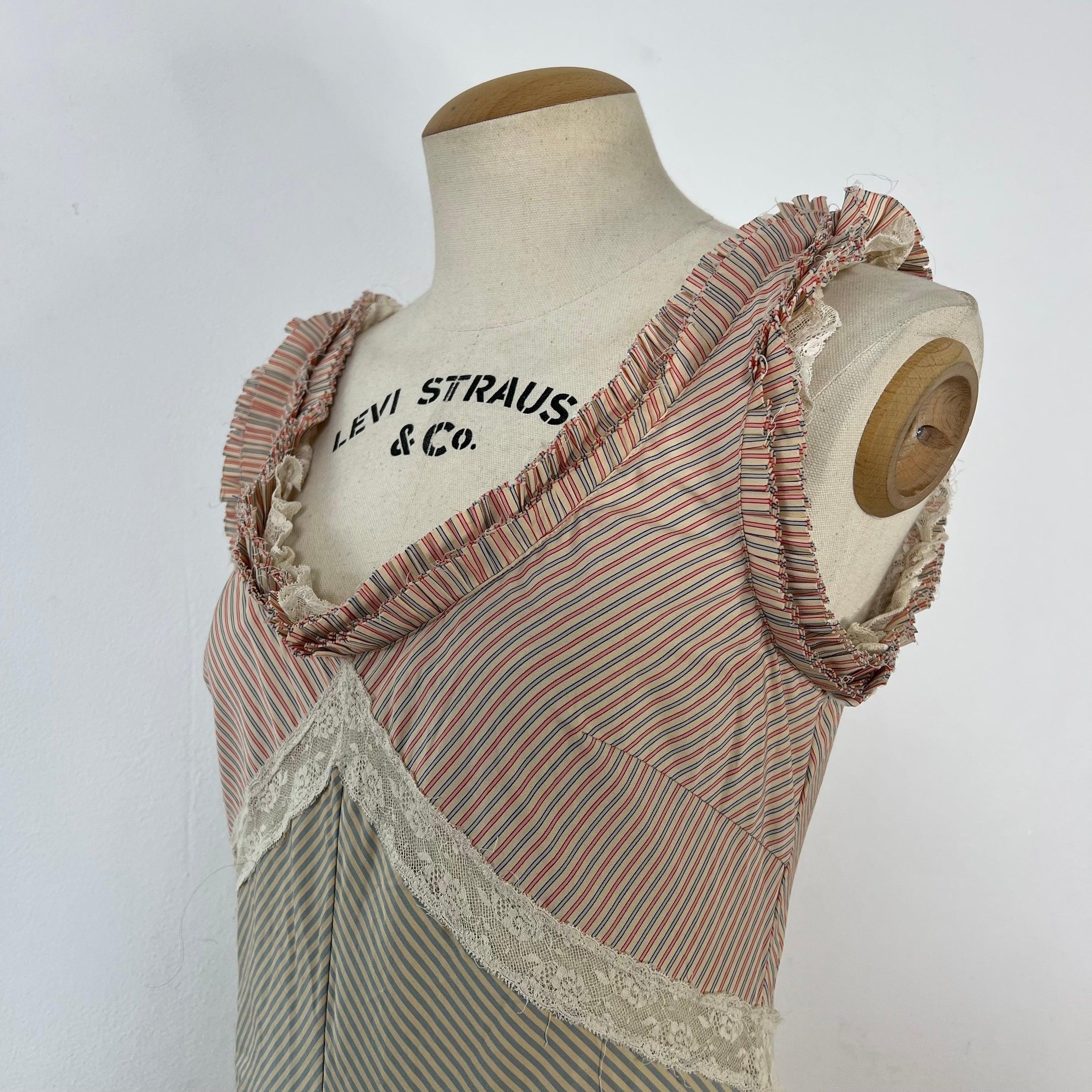 Alexander McQueen,  robe de défilé en coton rayé et dentelle, ss 2005 Pour femmes en vente