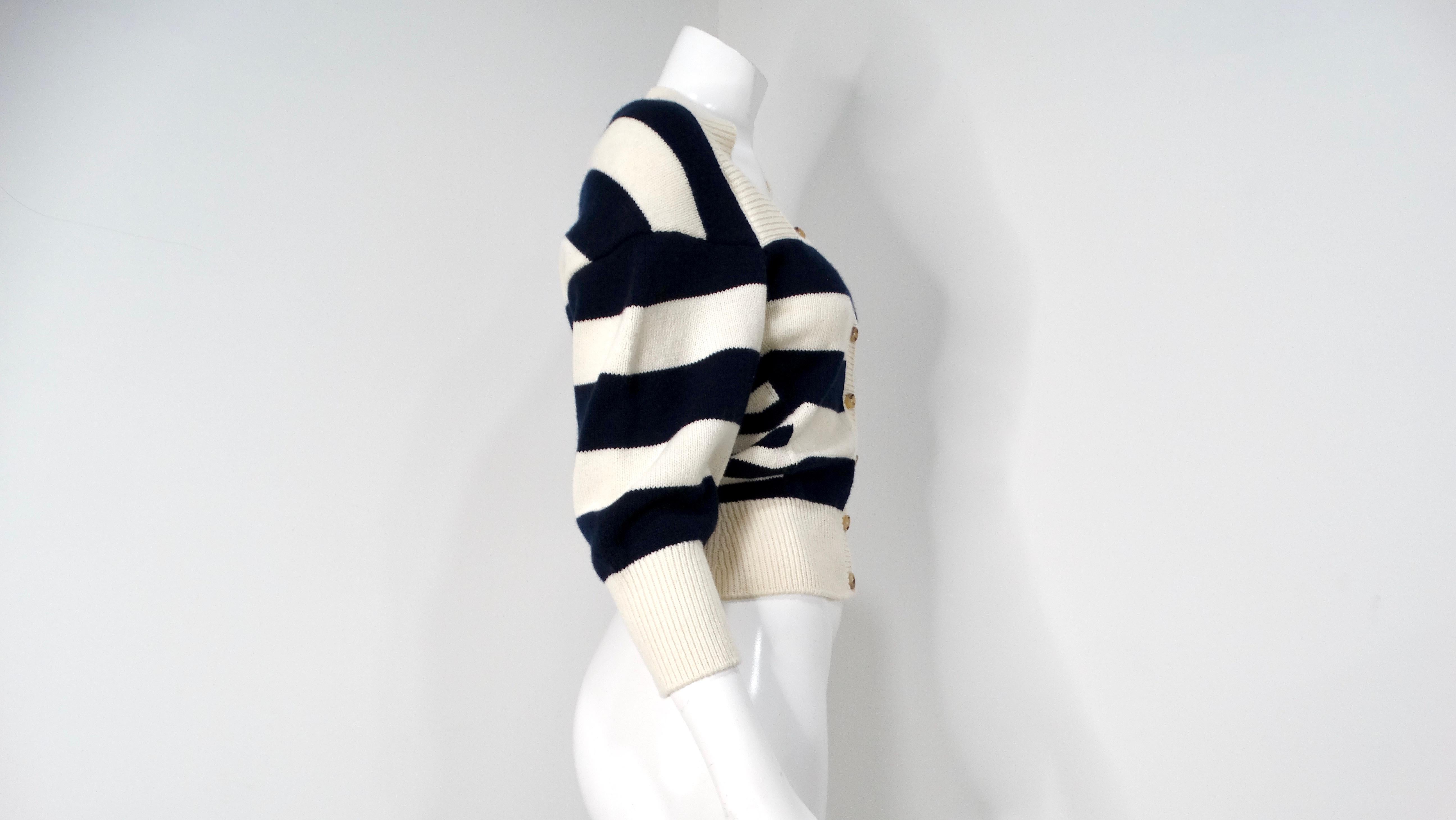 Alexander McQueen Gestreifter Pullover aus Woll- und Kaschmirmischung mit Knopfleiste im Angebot 1