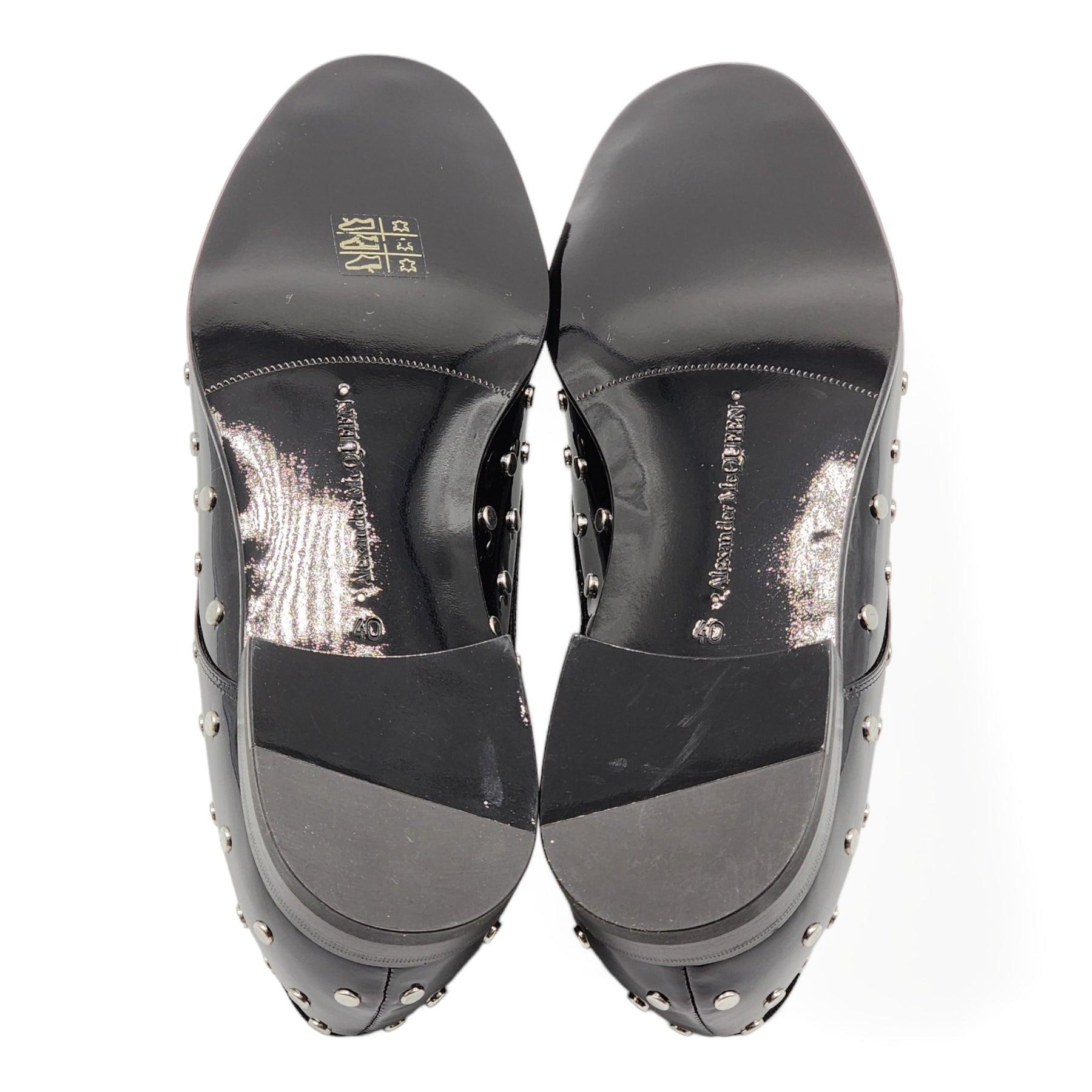 Men's Alexander McQueen Studded Derby Shoes with Patent Leather in Black For Sale