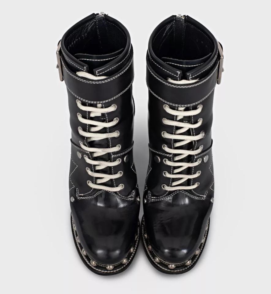 Élevez votre style avec ces bottines à plateforme cloutée Alexander McQueen ! Fabriquées à 100 % en cuir véritable, ces bottes offrent à la fois luxe et confort. 

Caractéristiques principales :
- Taille : 38 (24,5 cm)
- Matière : Cuir (extérieur et