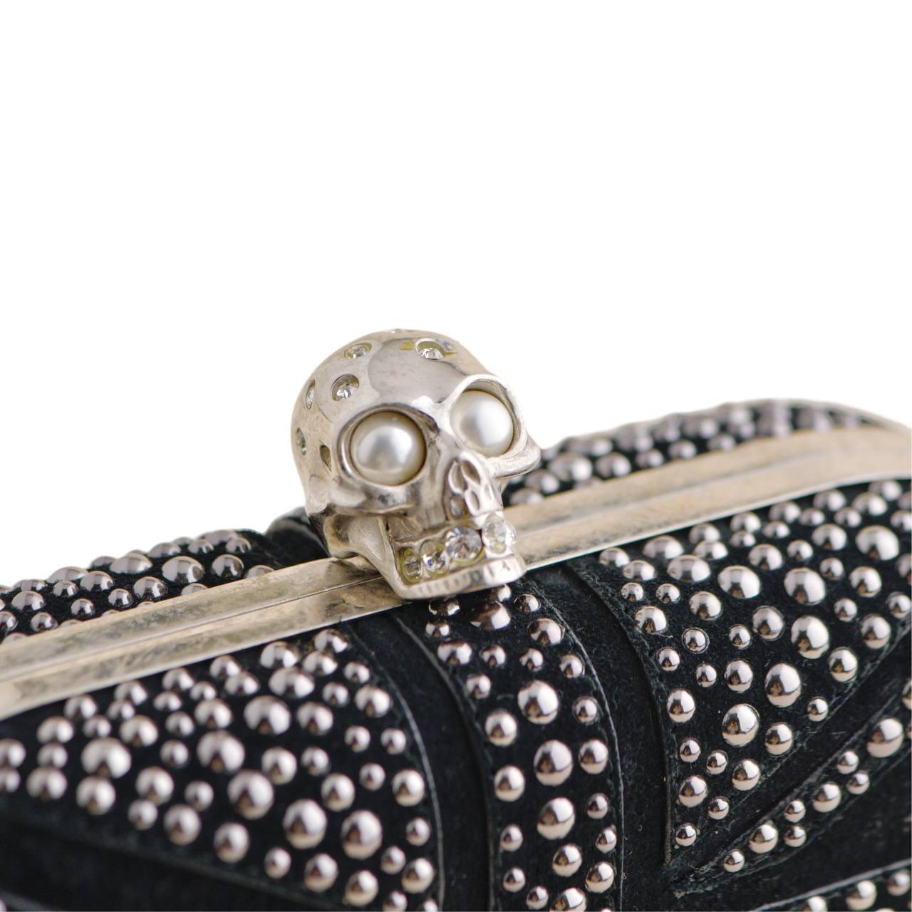 SKU	CT-2435
Comes With	Dandelion Authenticity Guarantee Card Only
Model	Skull Box Clutch Bag
Metal	Gilt
Length	approx 24 cm
Width	approx 5 cm
Condition	Excellent
Other Info	Left to right: approx 24 cm / Height: approx 8 cm / Depth: approx 5