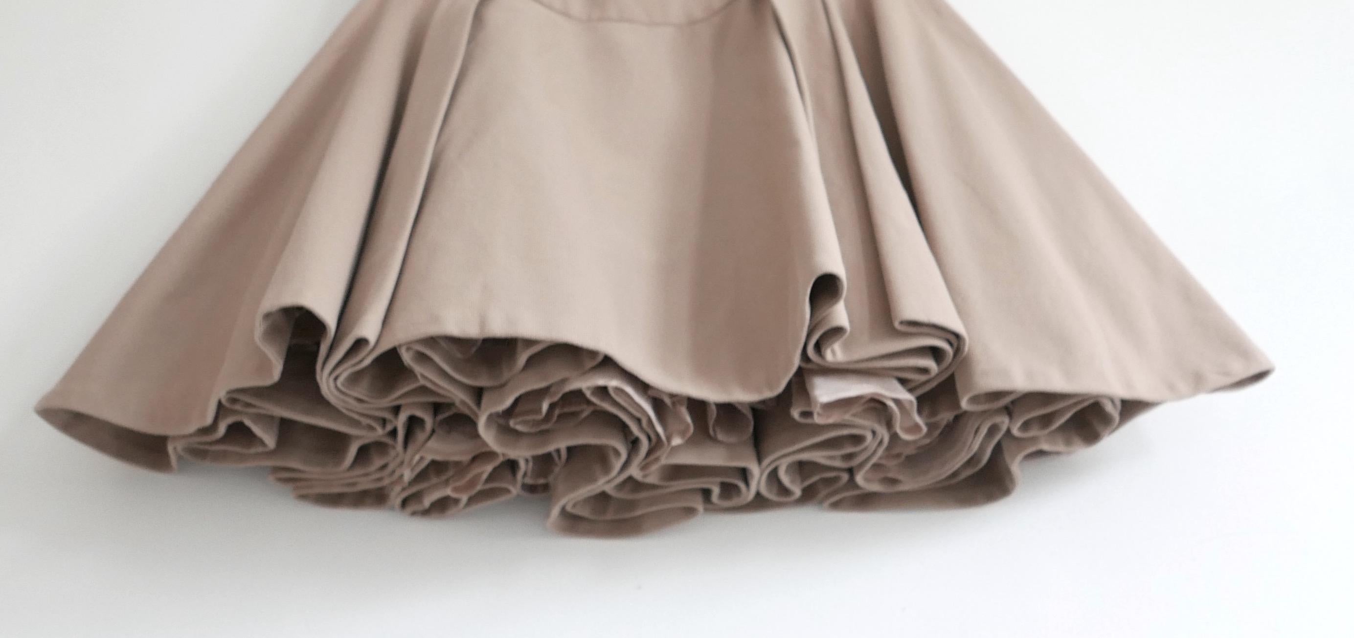 De superbes archives d'Alexander McQueen  jupe super évasée de la collection Pre-Fall 2011. Porté une fois. Confectionnée en sergé lourd de coton et d'élasthanne de couleur camel, elle est dotée d'une jupe super ample à plis multiples superbement