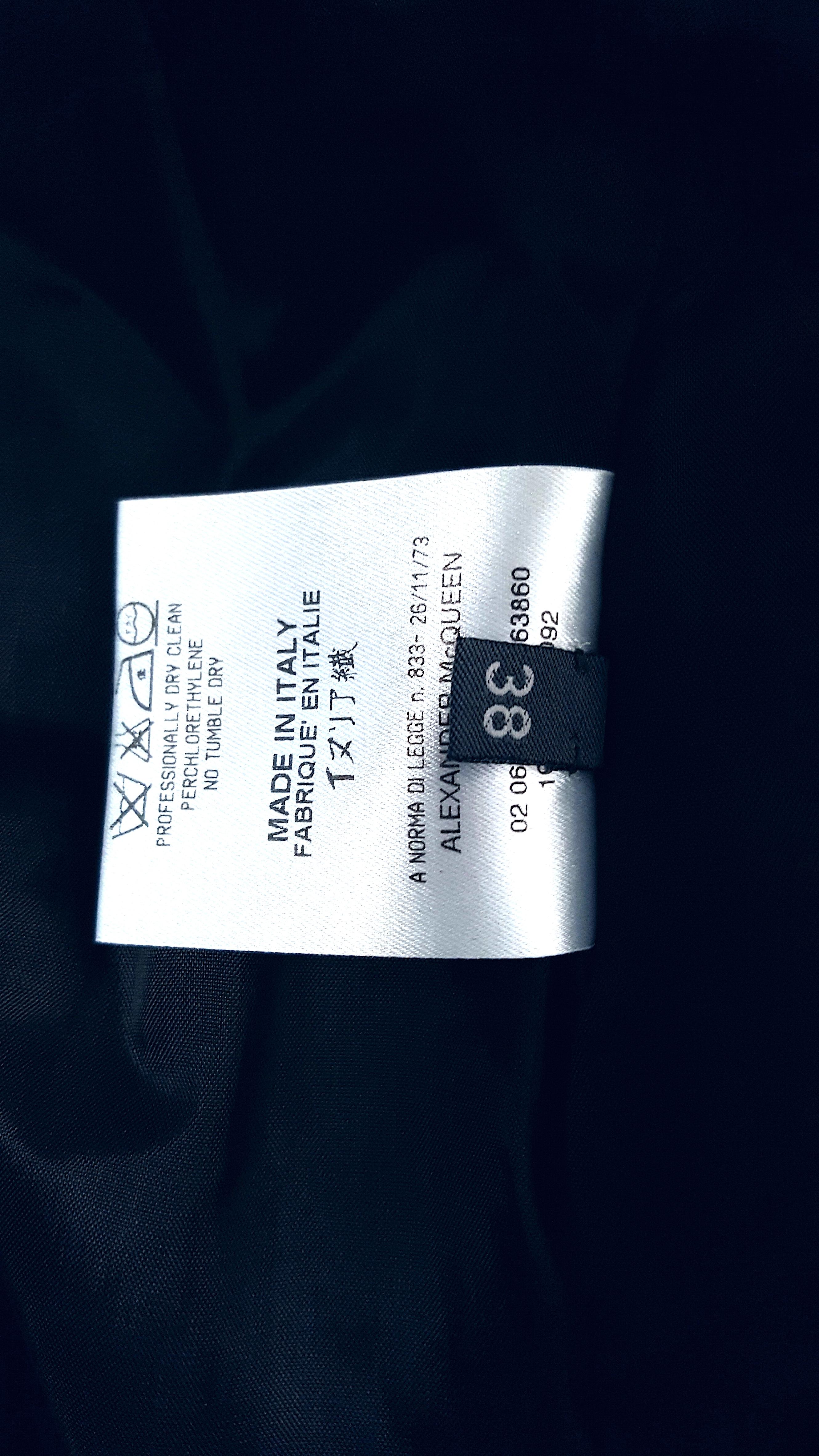 AlexanderMcQueen 2002 Vestido de noche de seda y gasa deshilachada y lana negro en venta 5