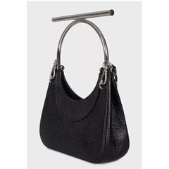 Mini borsa Alexander McQueen in pelle nera con cinturino a T e tracolla a catena argentata