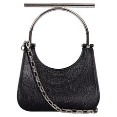 Mini borsa Alexander McQueen in pelle nera con cinturino a T e tracolla a catena argentata