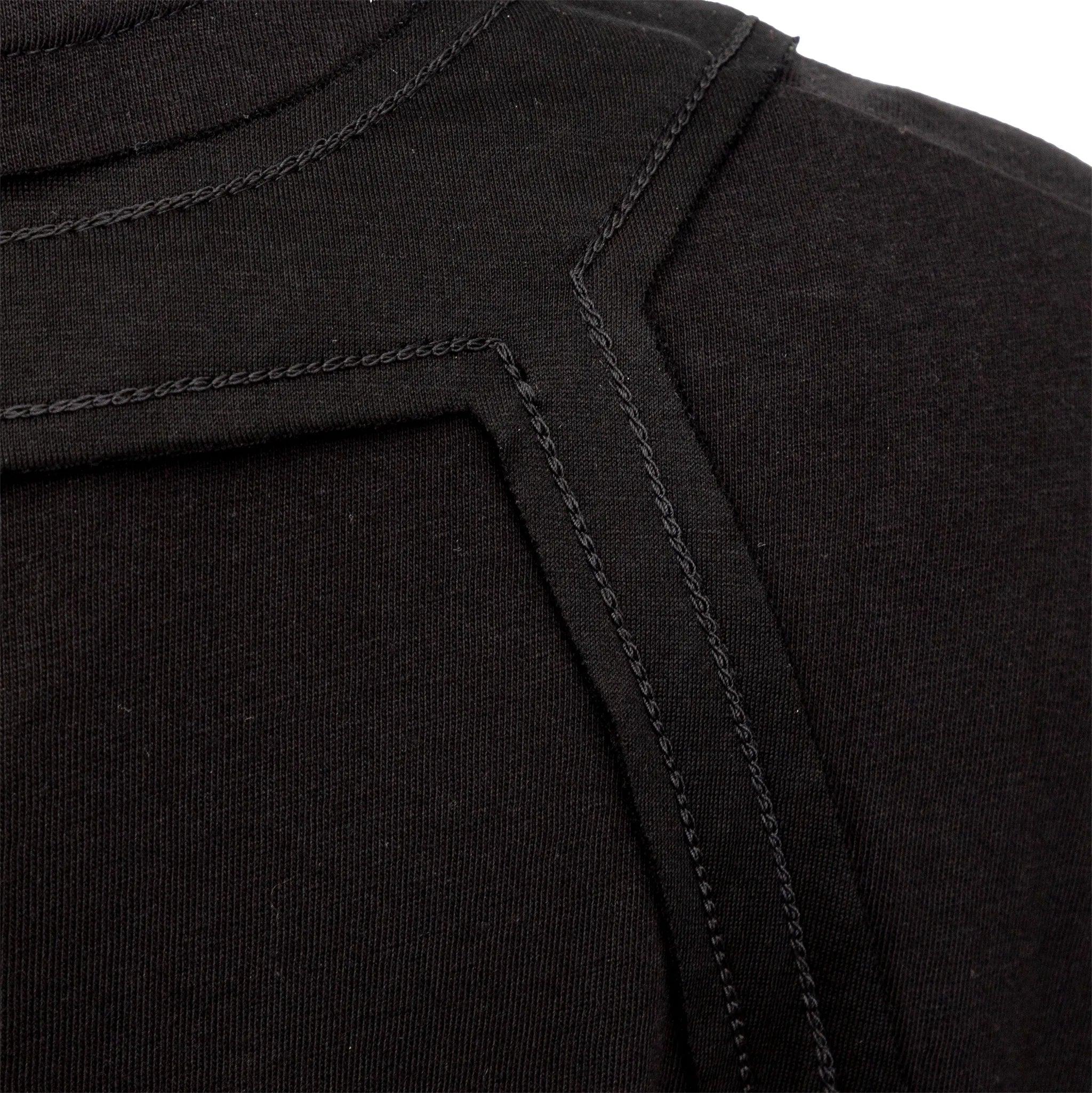 Camiseta Alexander McQueen de algodón negro con detalle de puntadas sobre el hombro. Su ajuste relajado lo convierte en un básico versátil para un estilo cotidiano elevado.  
 Medidas: Hombro:54;Manga:23;Busto:62;Largo:80  
 Material: 100% Algodón