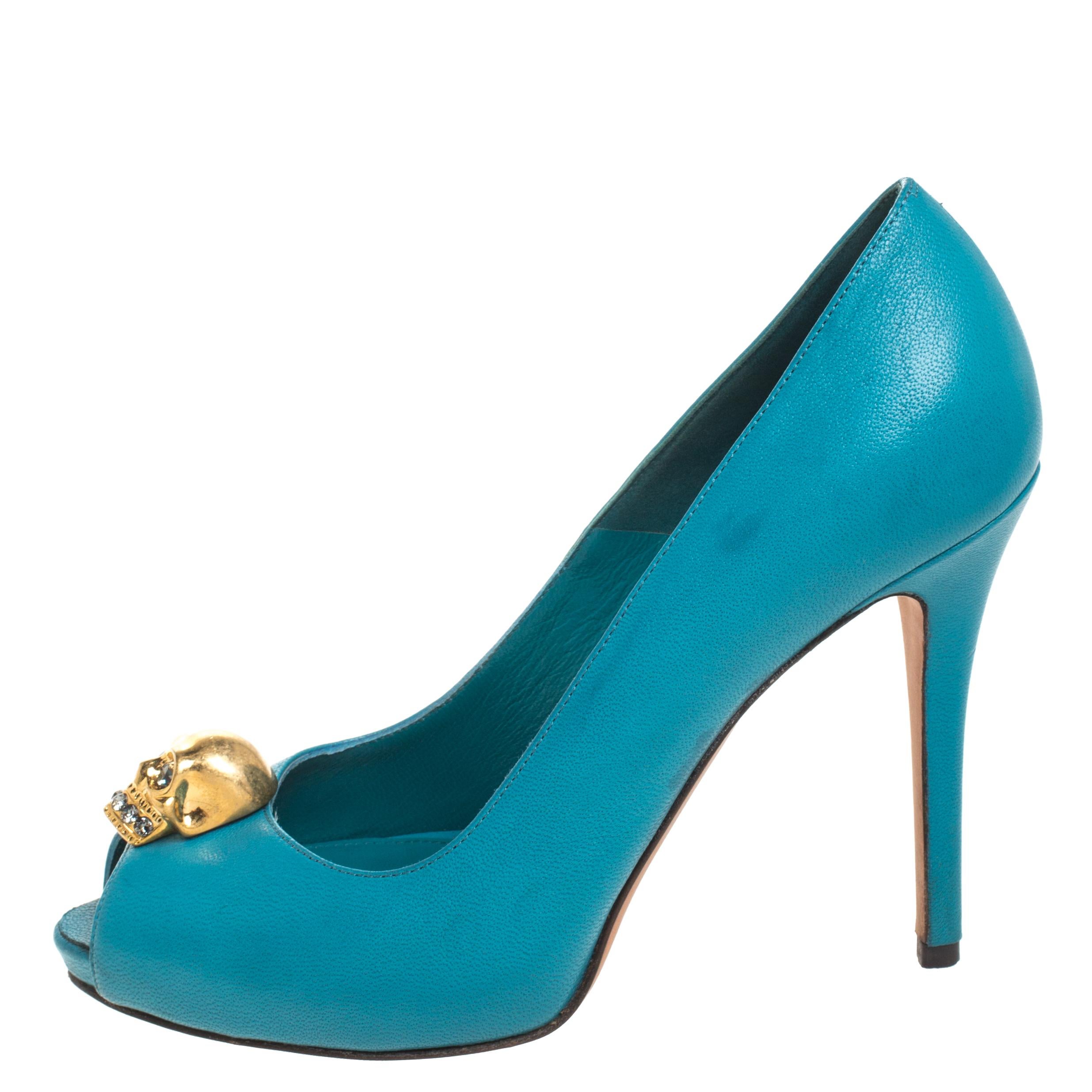 This pair of pumps from Alexander McQueen features fine designing and exquisite craftsmanship. Made from leather, these pumps are detailed with skull motifs on the uppers. Timeless and stylish, this pair of teal pumps feature peep-toes and 11 cm