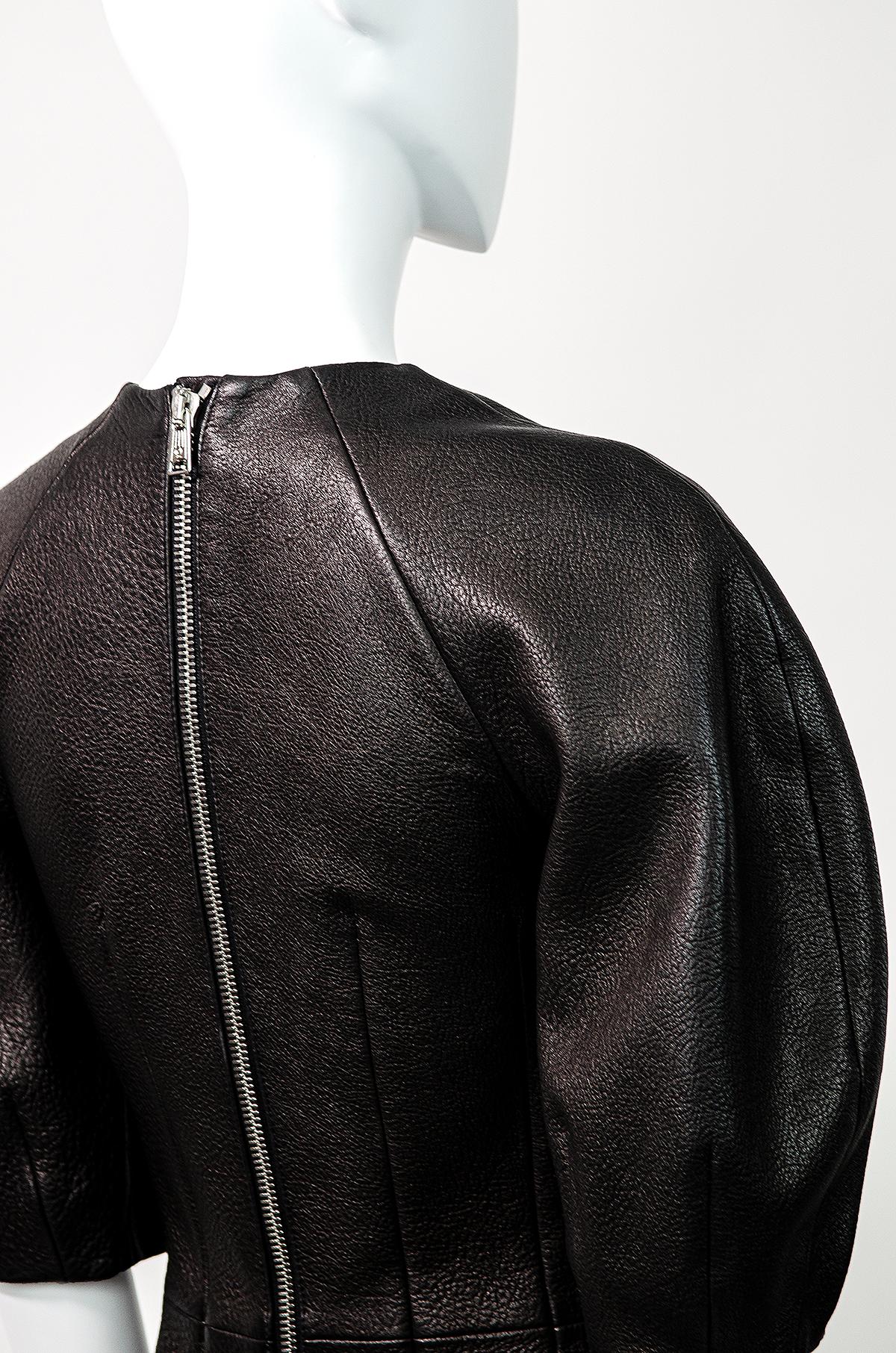 ALEXANDER MCQUEEN - Robe bulle en cuir texturé en vente 4