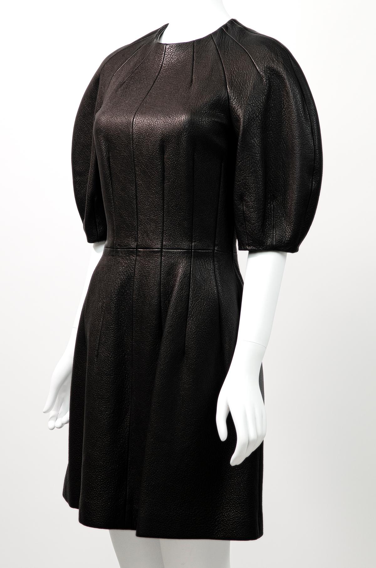 Incroyable robe en cuir texturé Alexander McQueen avec la plus incroyable des silhouettes dramatiques.

Cette robe de haute qualité présente la plus incroyable des silhouettes rondes - Elle est fabriquée en cuir texturé et présente une encolure