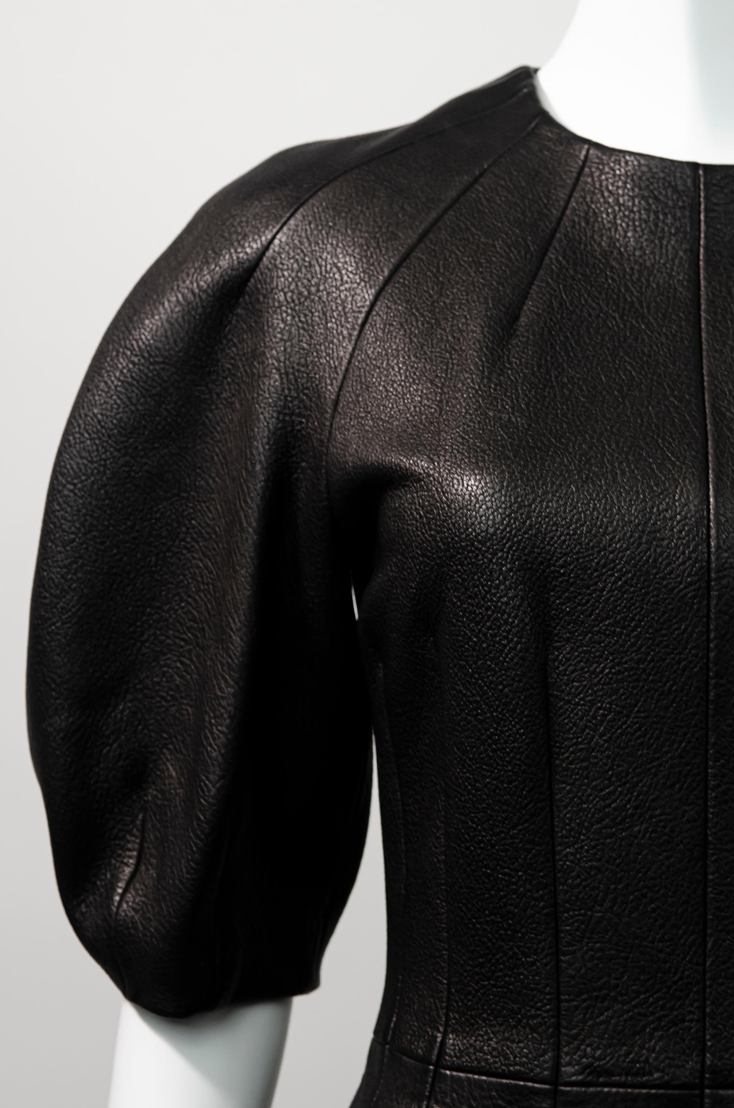 ALEXANDER MCQUEEN - Robe bulle en cuir texturé en vente 1