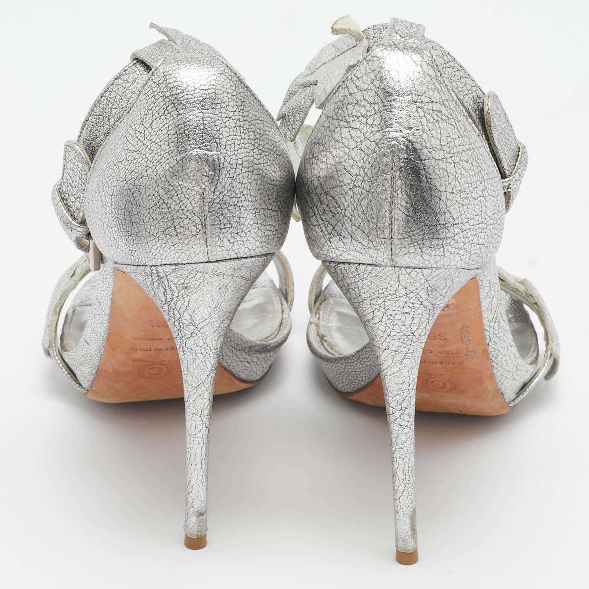Women's Alexander McQueen Textured Leather Ivy Leaf Embellished Open Toe Sandals 36.5 For Sale