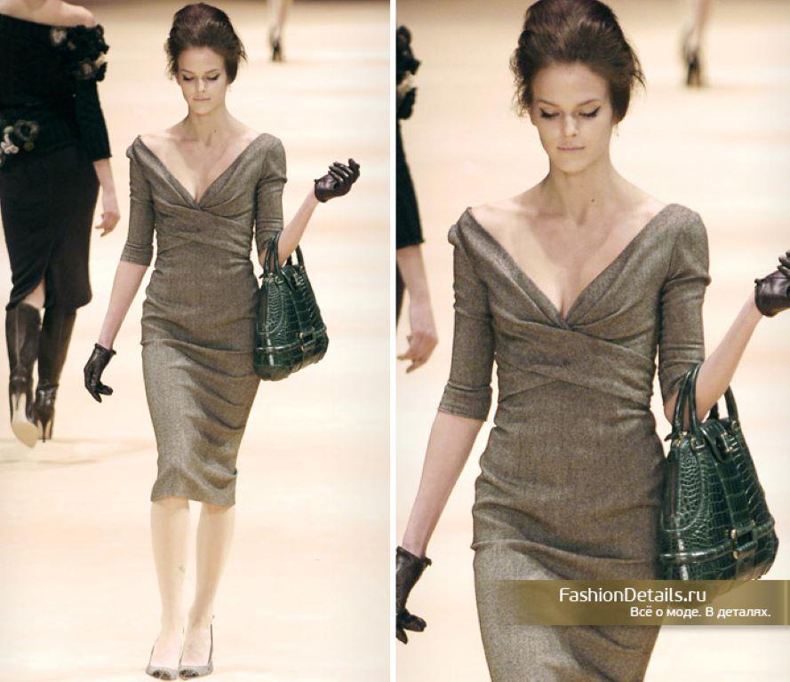 Alexander McQueen 'The Man Who Knew Too Much' Dress
ALEXANDER McQUEEN
Details:
Alexander McQueen gray and black herringbone pencil dress with mid length sleeve, v neck, and wrap-style detail at bust. Back zip and hook and loop closure.
Pre-death