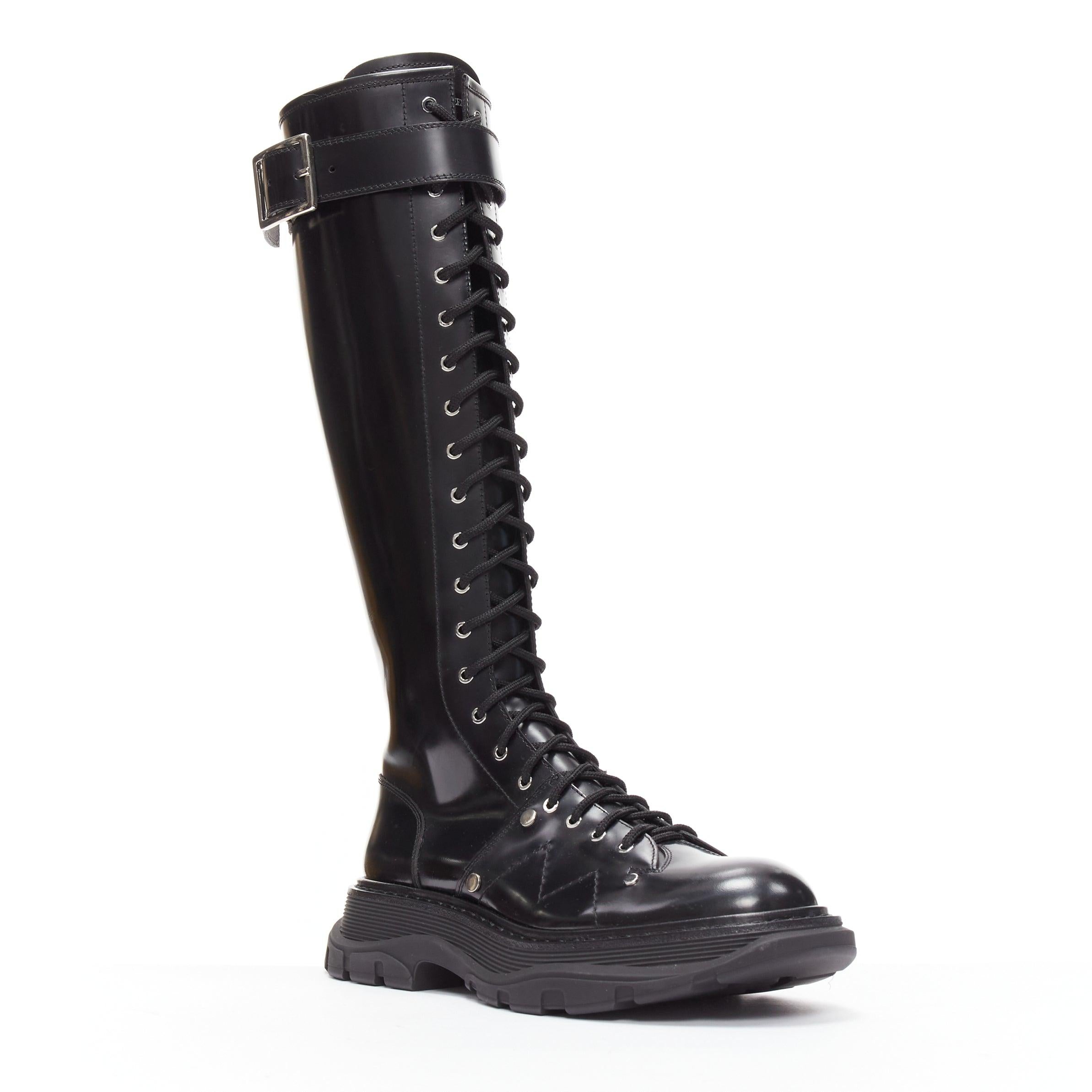 ALEXANDER MCQUEEN Tread black leather lace up combat knee high boot EU39
Reference: AAWC/A00558
Brand: Alexander McQueen
Designer: Sarah Burton
Model: Tread
Material: Leather
Color: Black, Silver
Pattern: Solid
Closure: Zip
Lining: Black