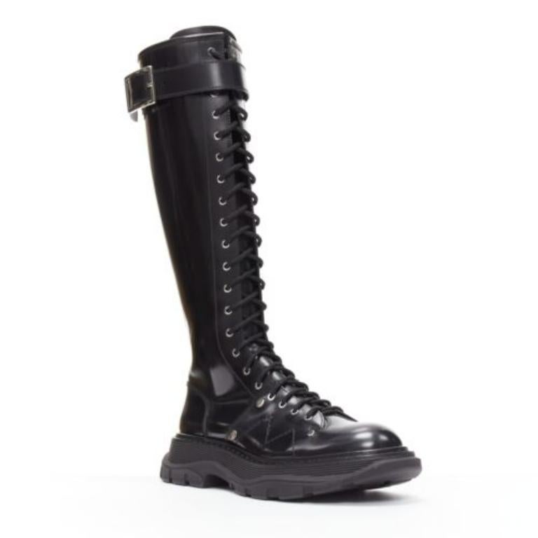 Alexander McQueen Tread in pelle nera con lacci da combattimento al ginocchio EU39
Riferimento: AAWC/A00558
Marchio: Alexander McQueen
Designer: Sarah Burton
Model: Battistrada
Materiale: Pelle
Colore: Nero, Silver
Modello: Tinta unita
Chiusura: