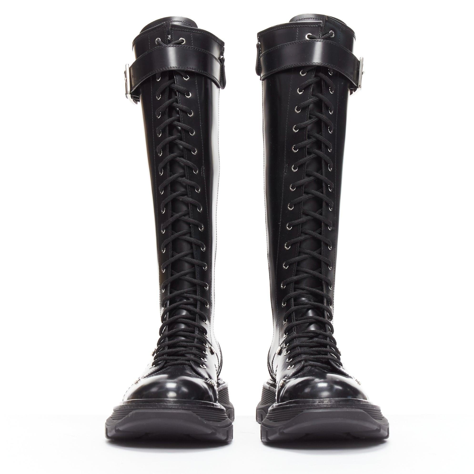 ALEXANDER MCQUEEN Tread black leather lace up combat knee high boot EU39 In Excellent Condition For Sale In Hong Kong, NT