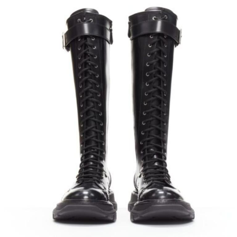 Nero Alexander McQueen Tread in pelle nera con lacci da combattimento al ginocchio EU39 in vendita