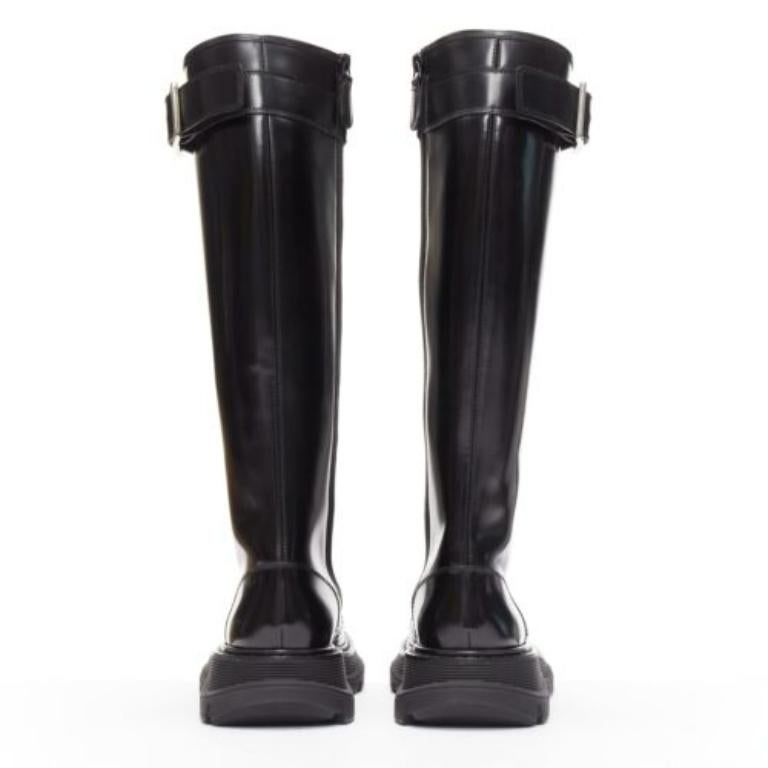 Donna Alexander McQueen Tread in pelle nera con lacci da combattimento al ginocchio EU39 in vendita