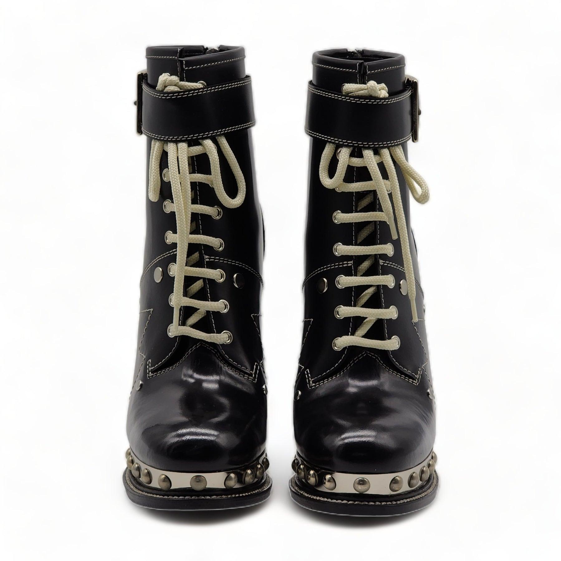 Alexander McQueen Tread Slick Boots Leather in Black.

Additional information:
Material: Smooth calf leather
Style: 595434WHQSF1090
Color: Black
Size: 8 US
Country: Italy
Dimension: 5
