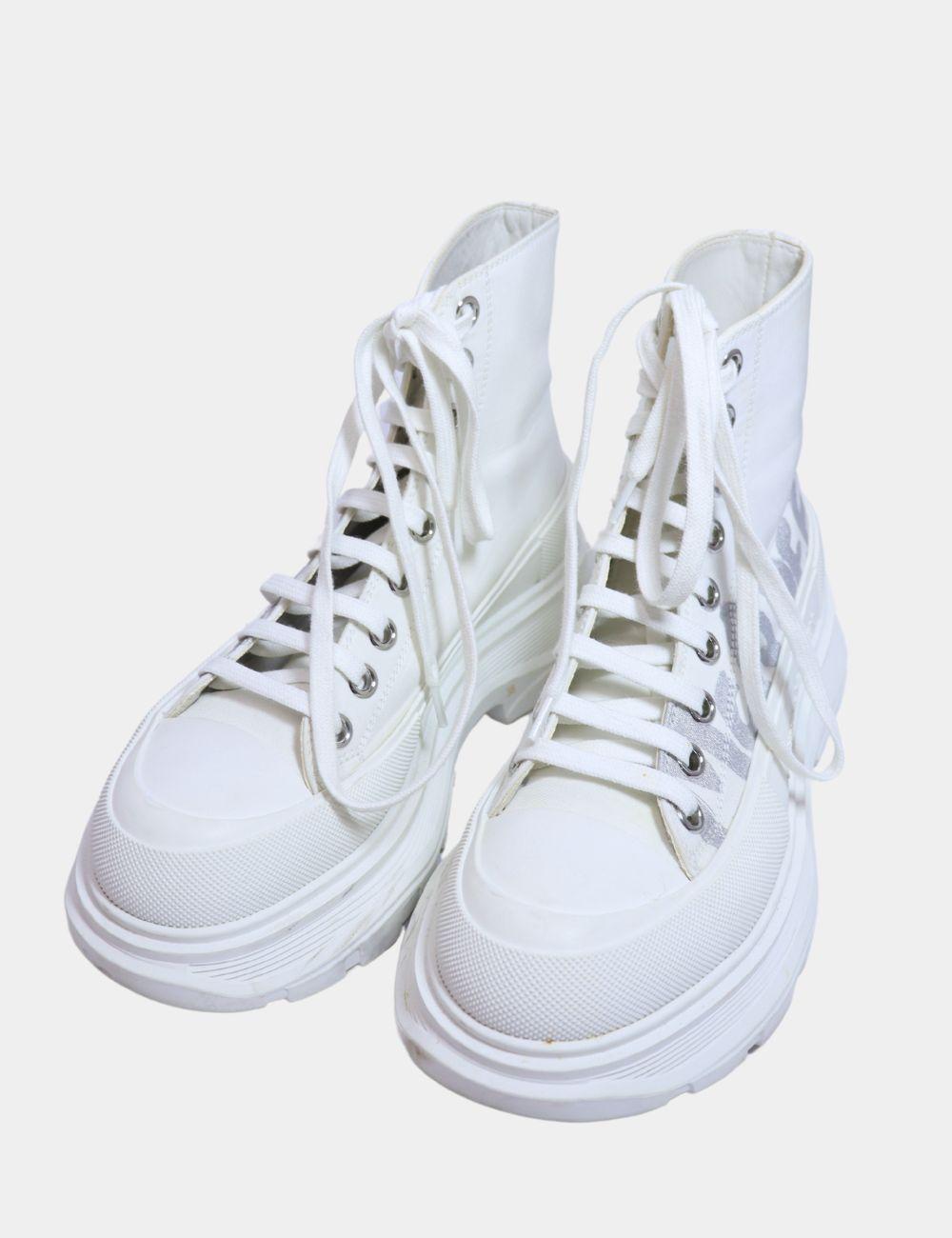 Gli stivali alti Alexander McQueen Treadslick sono dotati di chiusura con lacci, rivestimento in gomma con logo in rilievo, suola in gomma,  E CAP.

Fodera: Pelle di vitello 100%
Suola: gomma 100%
Esterno: Tessuto 100%
Taglia: EU 38
Condizioni